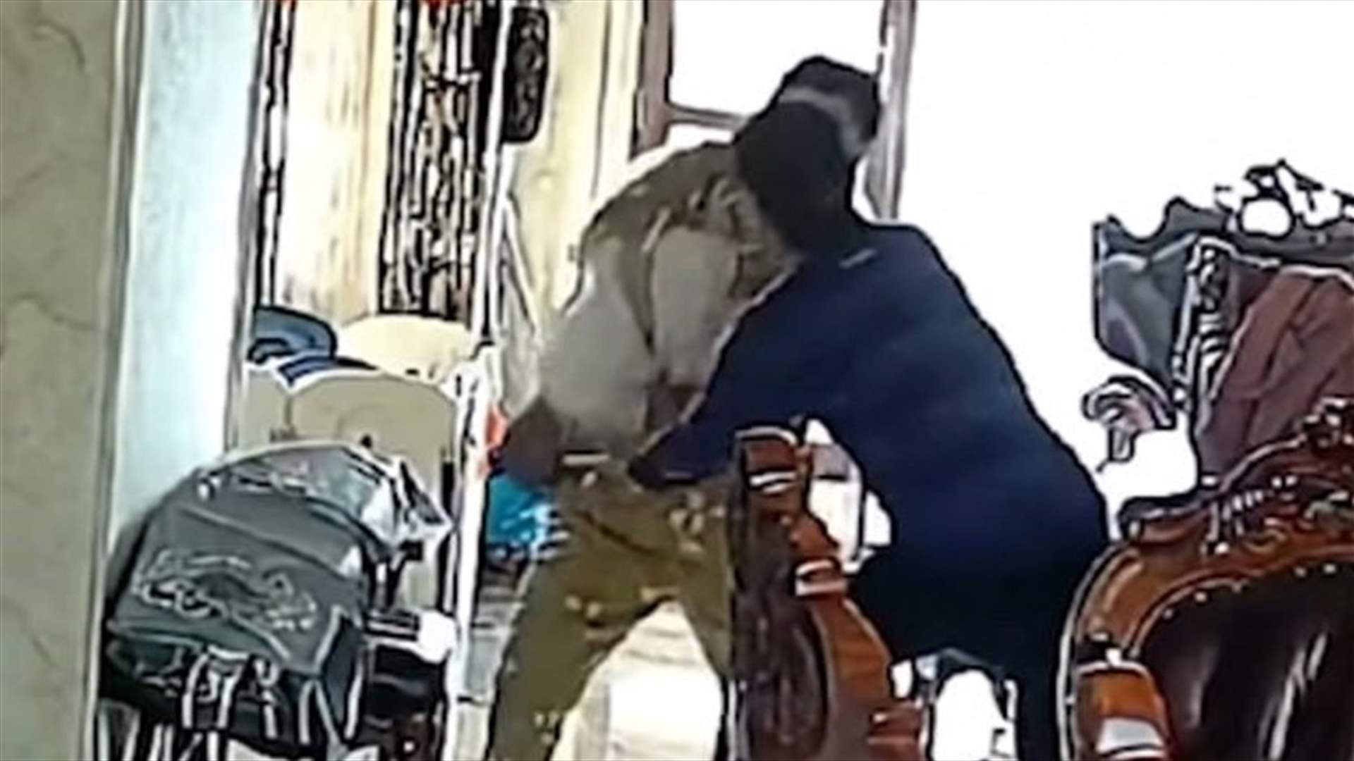 في الصين ... امرأة تلتقط حفيدها بسرعة البرق قبل سقوطه من ذراعي جليسة الأطفال  (فيديو)