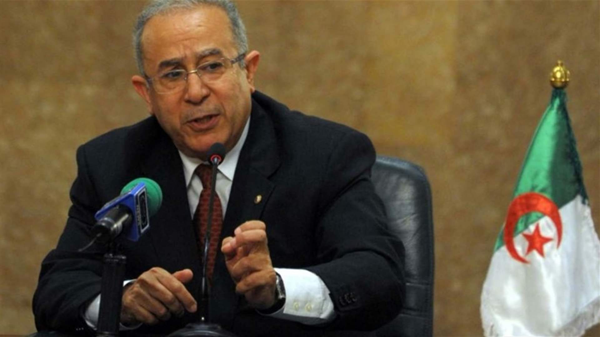وزير الخارجية الجزائري يرحب بتصريحات باريس بشأن الأزمة الدبلوماسية بين البلدين