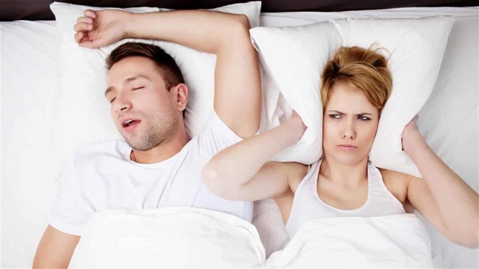علماء يبتكرون "لصقات الذقن" لاكتشاف حالة الشخير أثناء النوم