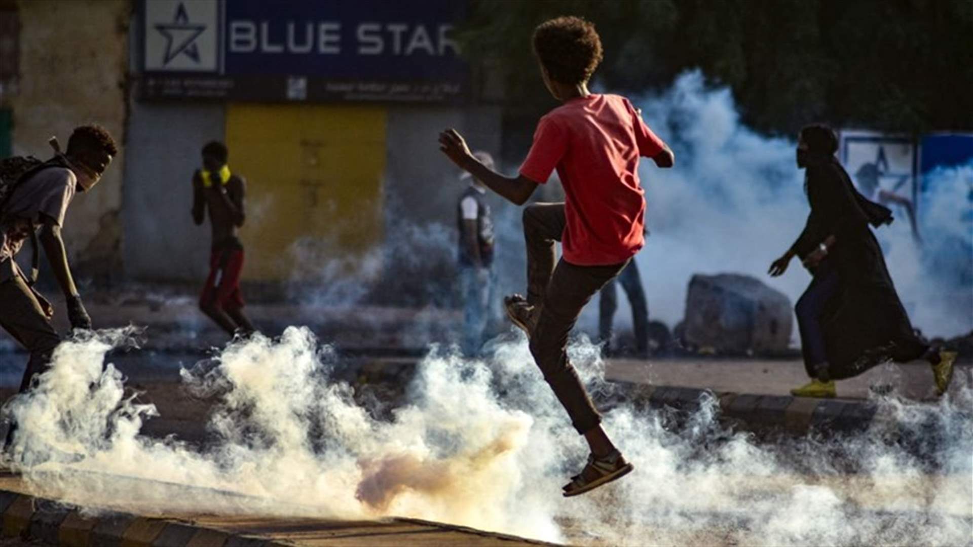 قوات الأمن السودانية تطلق الغاز المسيل للدموع لتفريق محتجين