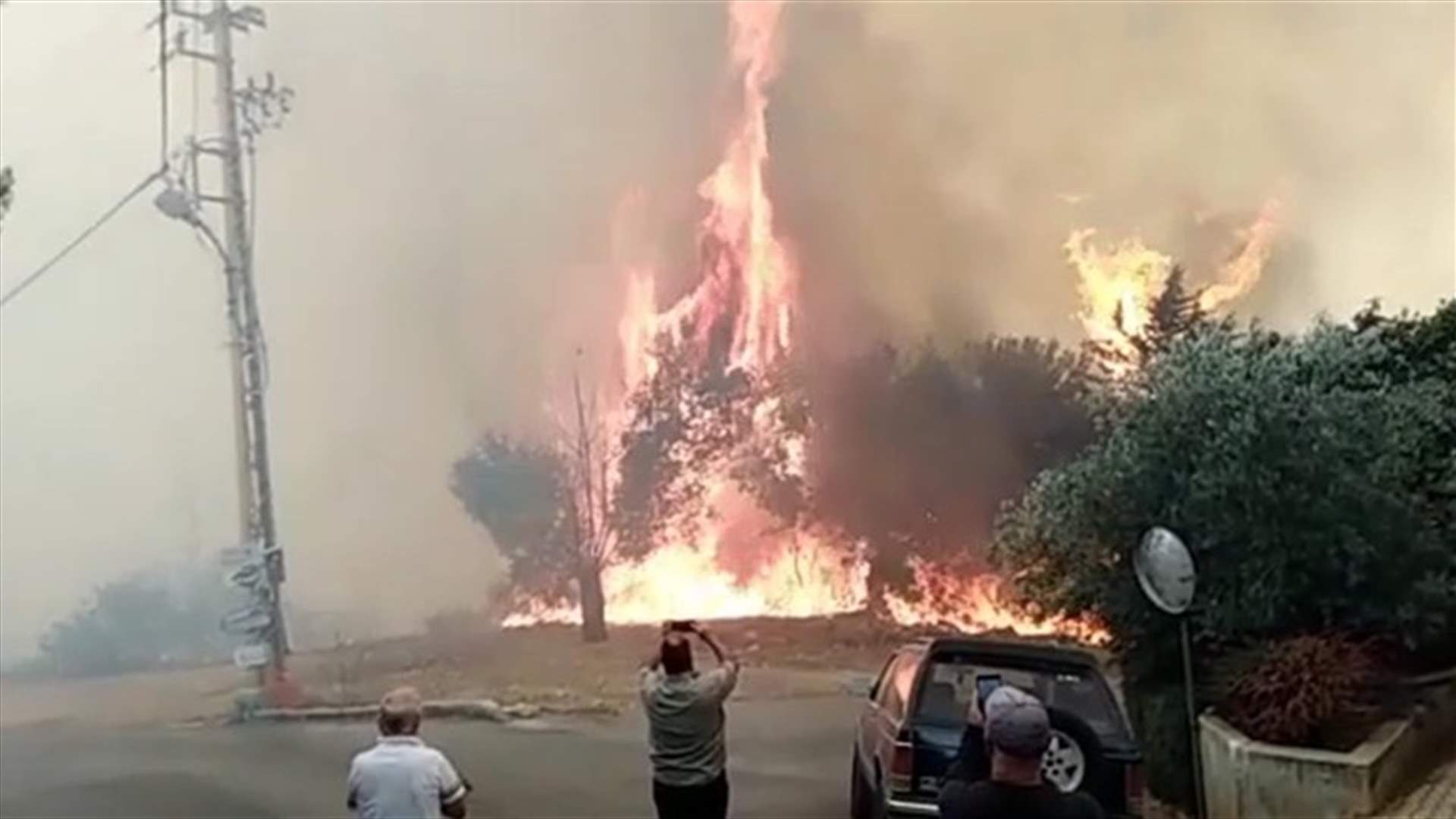 ١٤ آلية للدفاع المدني تعمل على إخماد حريق بيت مري... اليكم آخر المعطيات (فيديو)