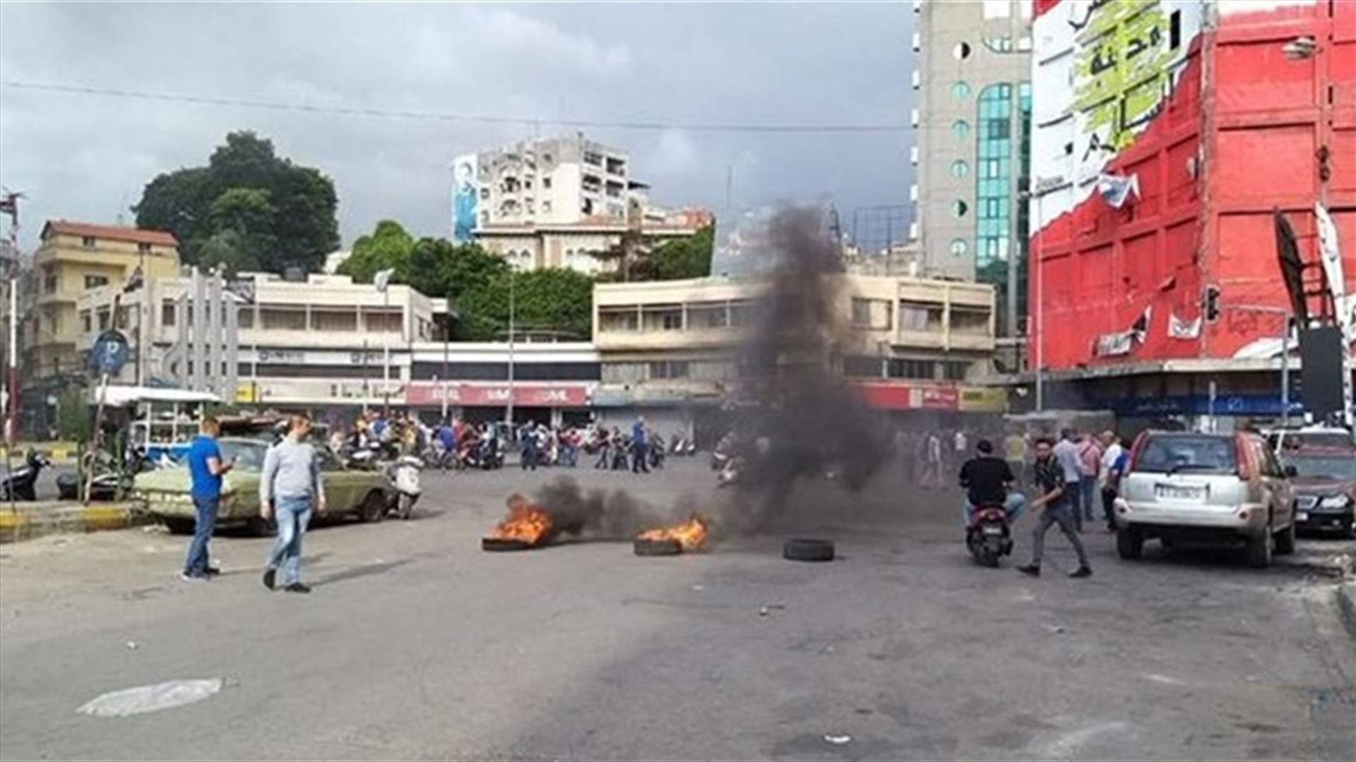Protesters cut off road leading to Tripoli&#39;s al-Nour Square