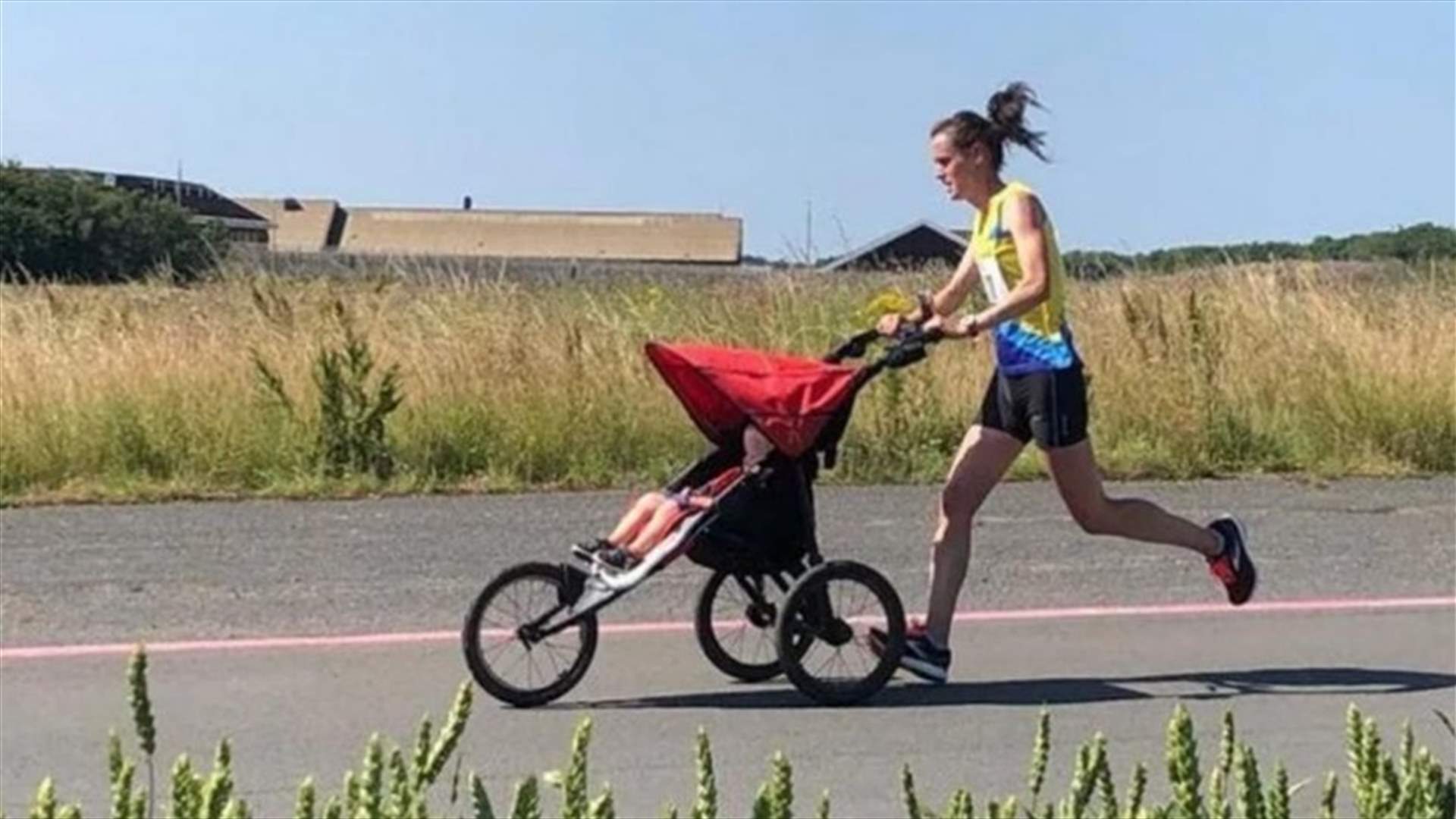 أم بريطانية تدخل موسوعة غينيس... ركضت 10 كيلومترات وهي تدفع عربة طفلها (صورة)
