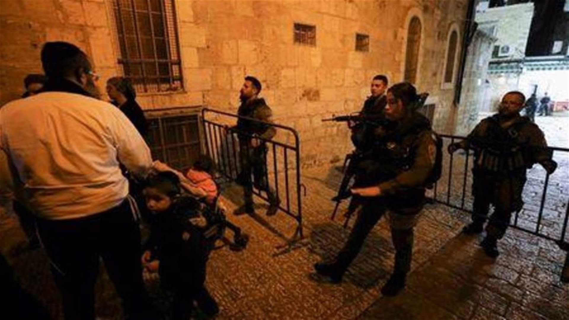 فلسطيني يطعن اثنين من الشرطة الإسرائيلية ويسقط قتيلًا برصاص قوات الأمن