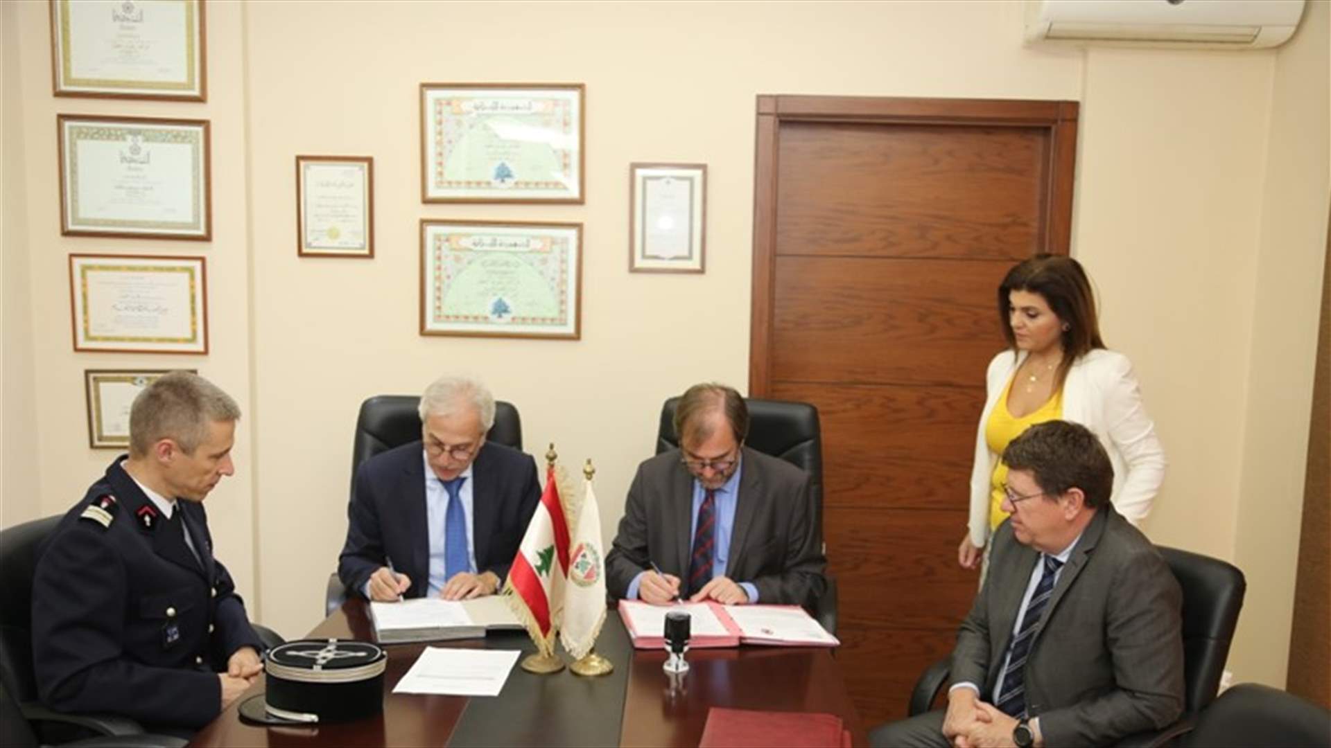 المدير العام للدفاع المدني وقع مع وفد السفارة الفرنسية الوثائق اللازمة لاستكمال التعاون