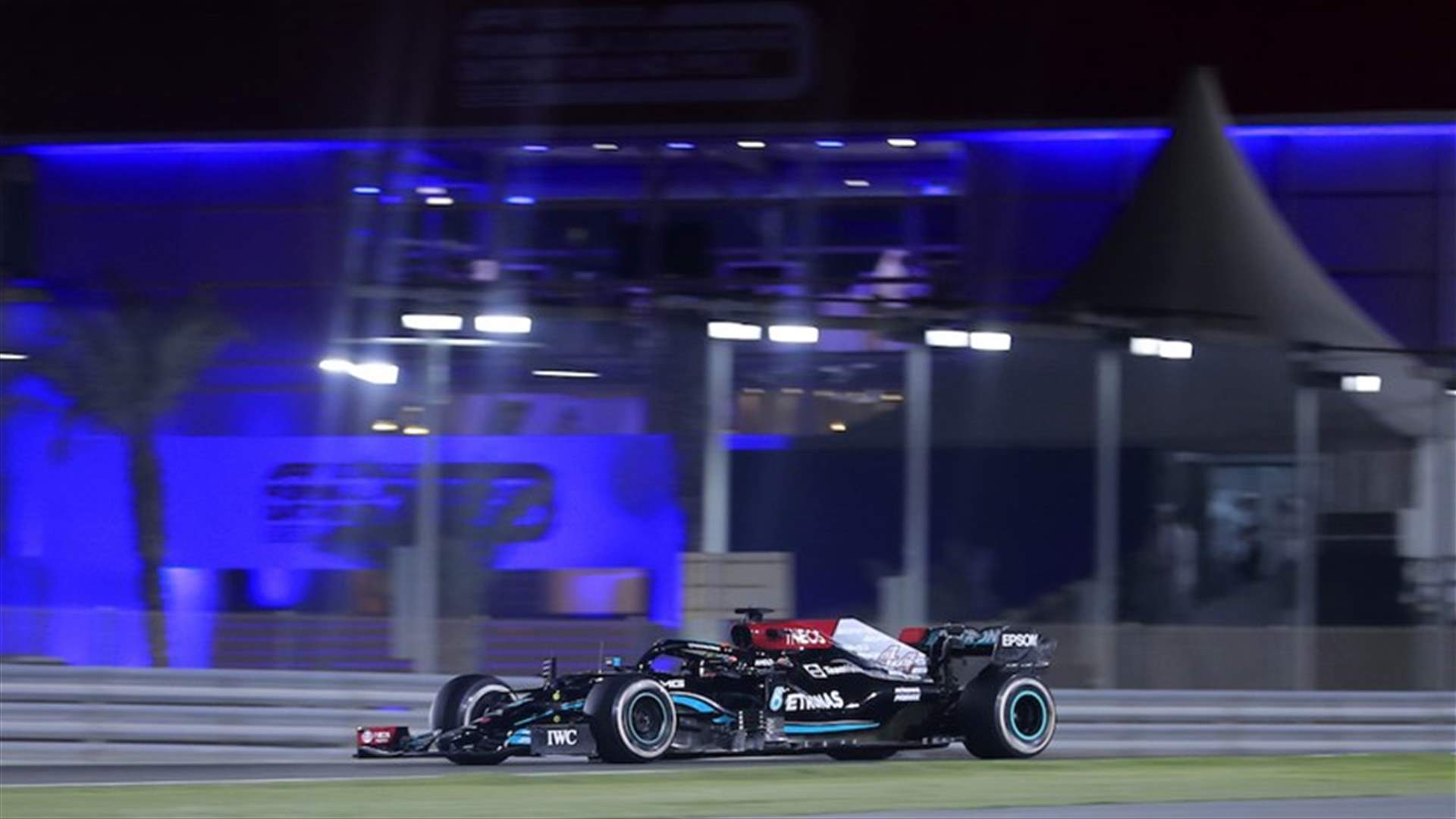 Hamilton wins in Qatar with Verstappen second