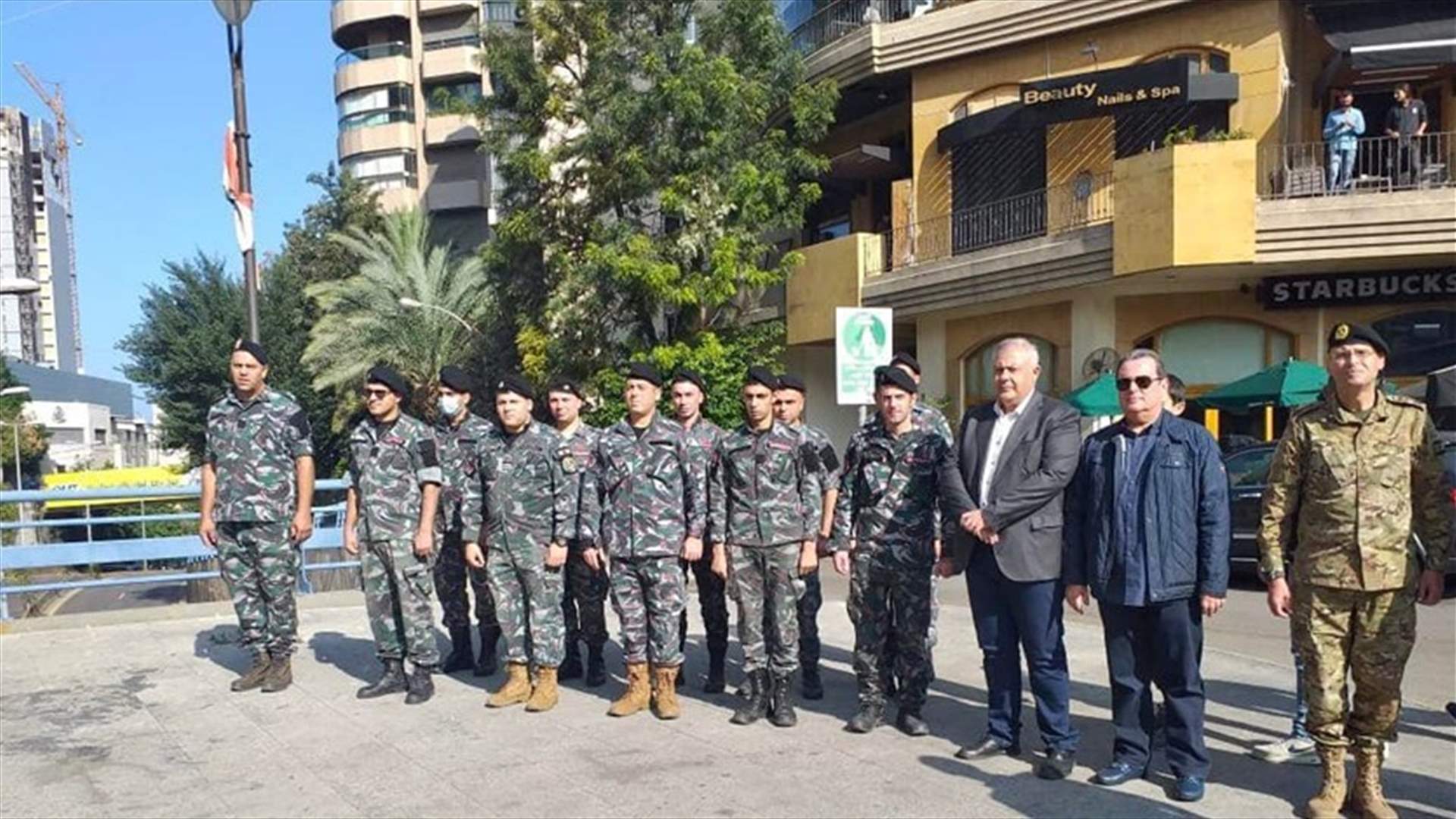محافظ بيروت أشرف على استبدال ورفع العلم اللبناني في ساحتي الشهداء وساسين