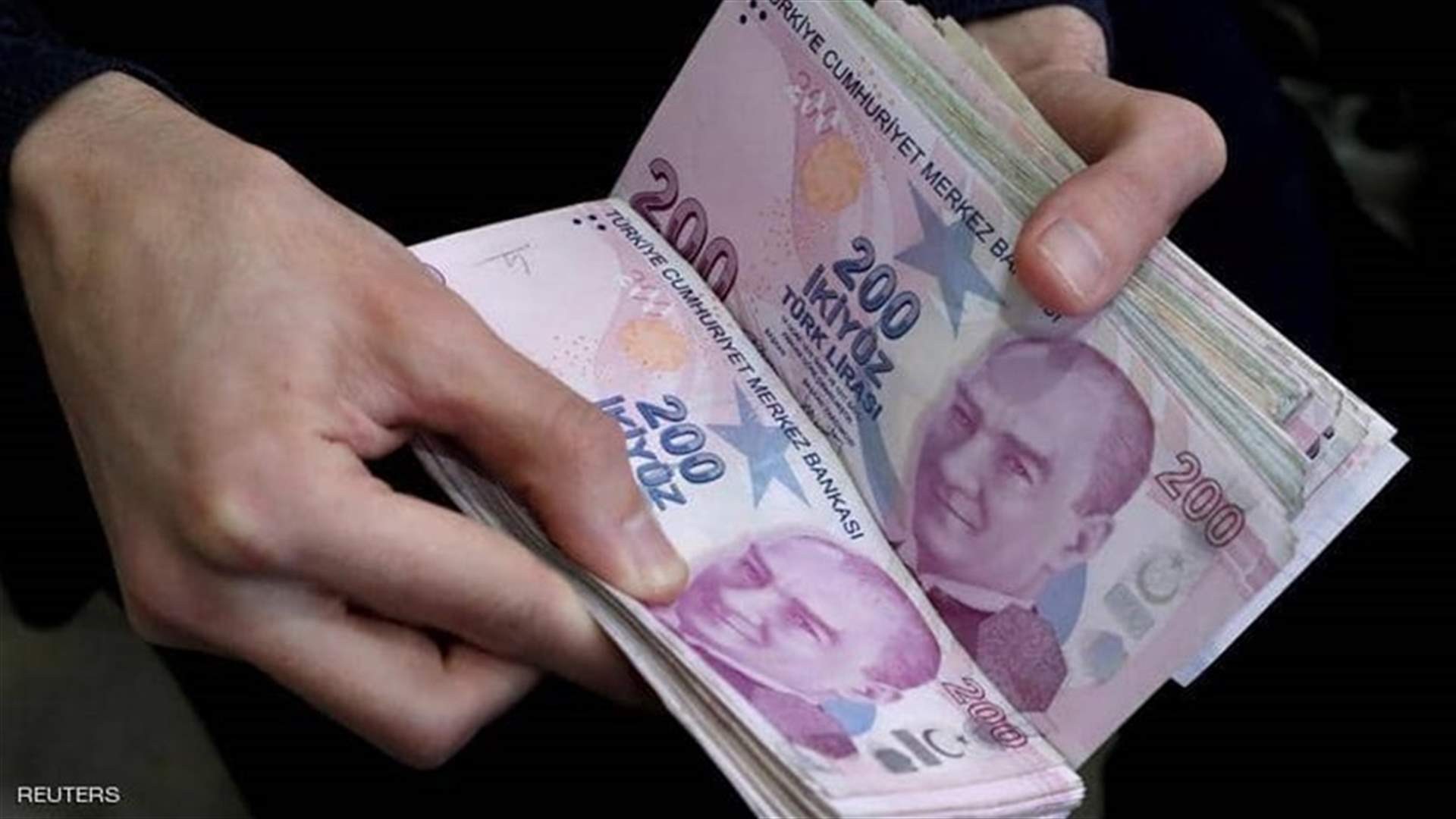 الرئيس التركي يجتمع مع محافظ البنك المركزي وسط انحدار حاد لليرة