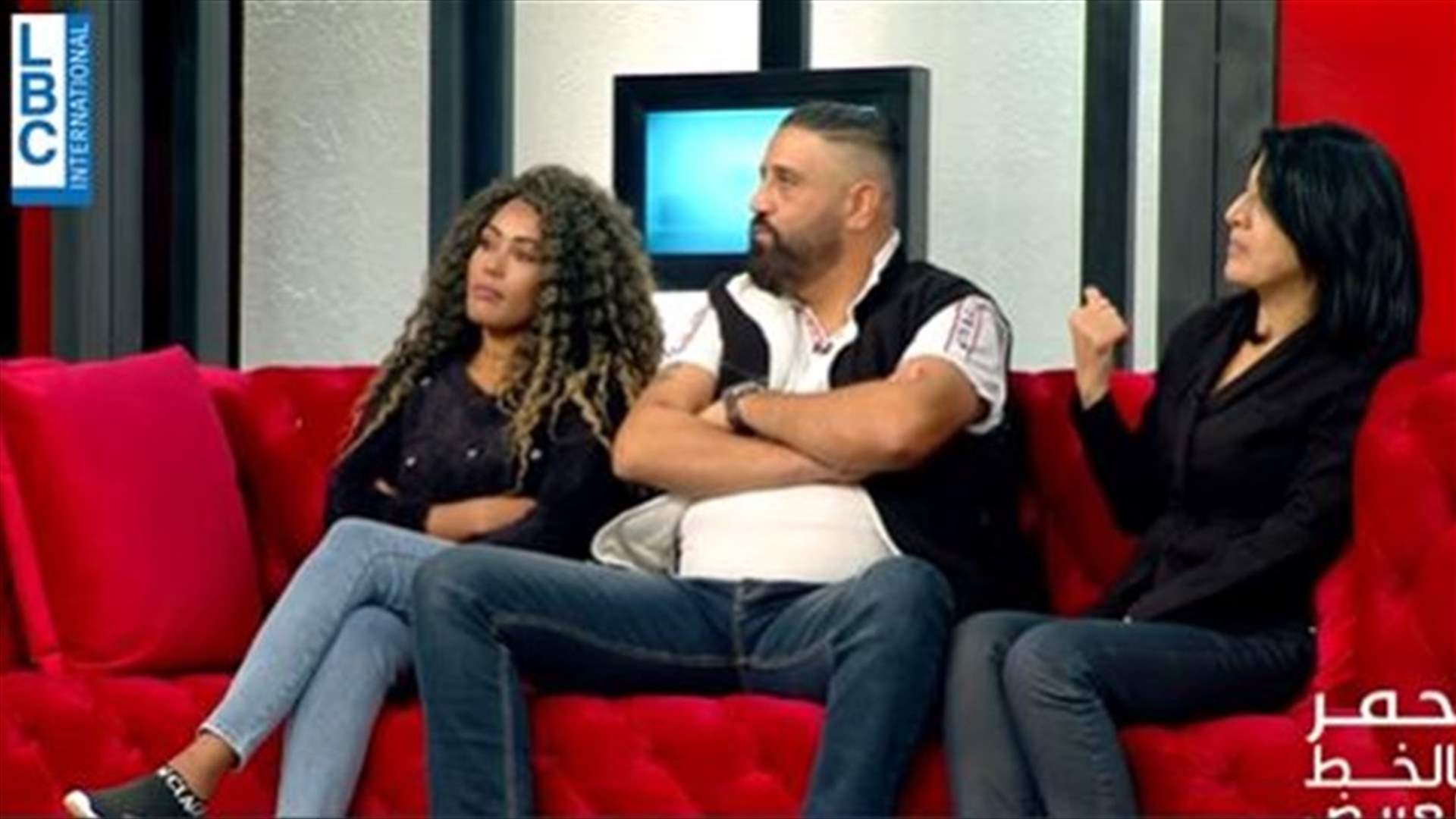 حسين يؤكد حبّه لزوجتيه... وعلاقة زوجته الأولى بضرّتها الأثيوبية "مثل السمنة على العسل" (فيديو)