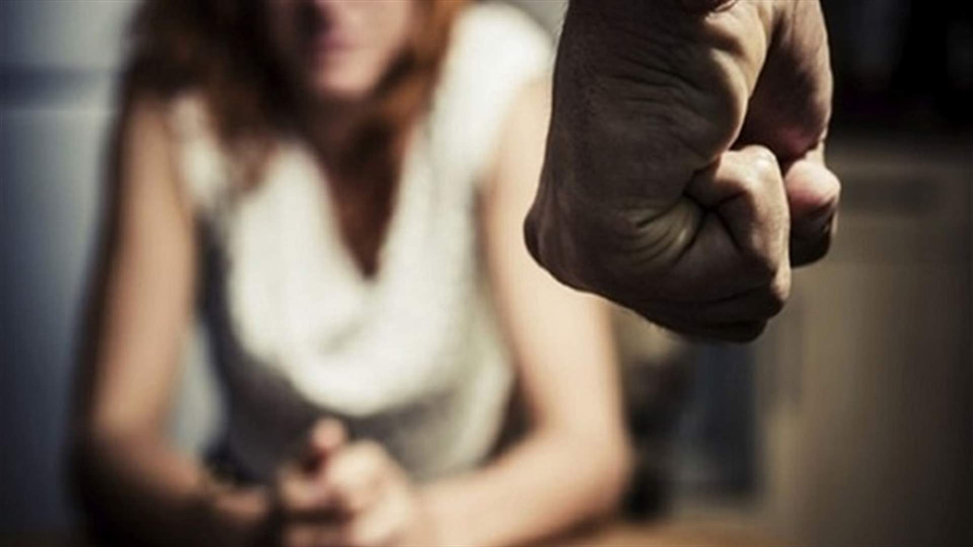 جريمة مروعة في فلسطين ... رجل يشوه ملامح زوجته ويقتلها أمام أطفاله!