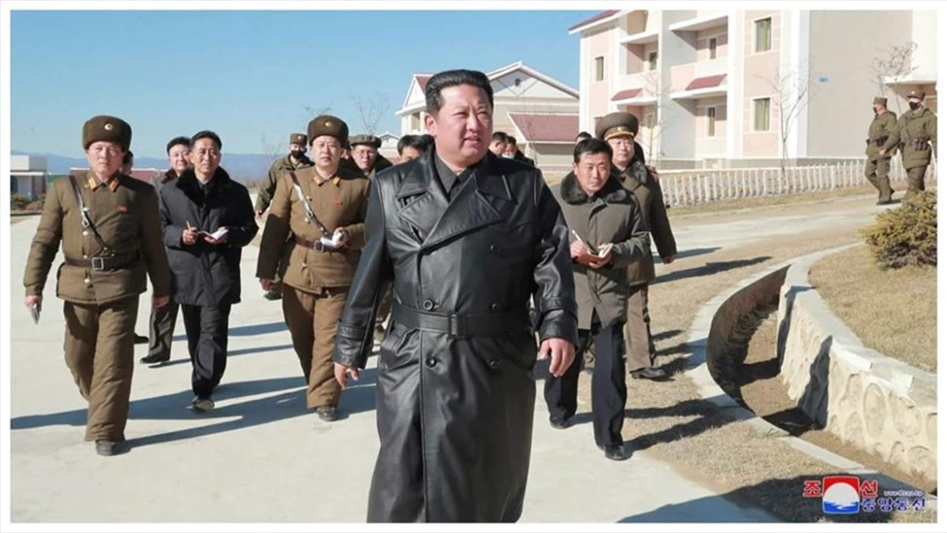 لا لتقليد الملابس التي يختارها &quot;الزعيم&quot;... كوريا الشمالية تمنع معاطف الجلد!