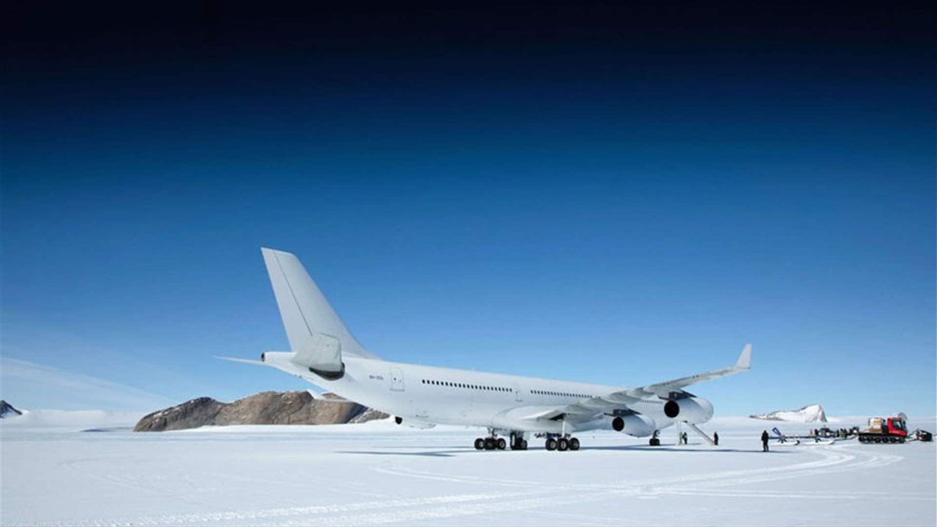 للمرة الأولى.. طائرة أيرباص A340 الضخمة تهبط على جليد القارة القطبية الجنوبية
