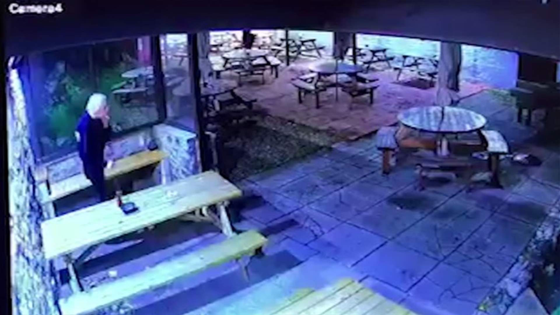 مديرة حانة تنجو من الموت بأعجوبة... وفيديو يوثّق المشهد!