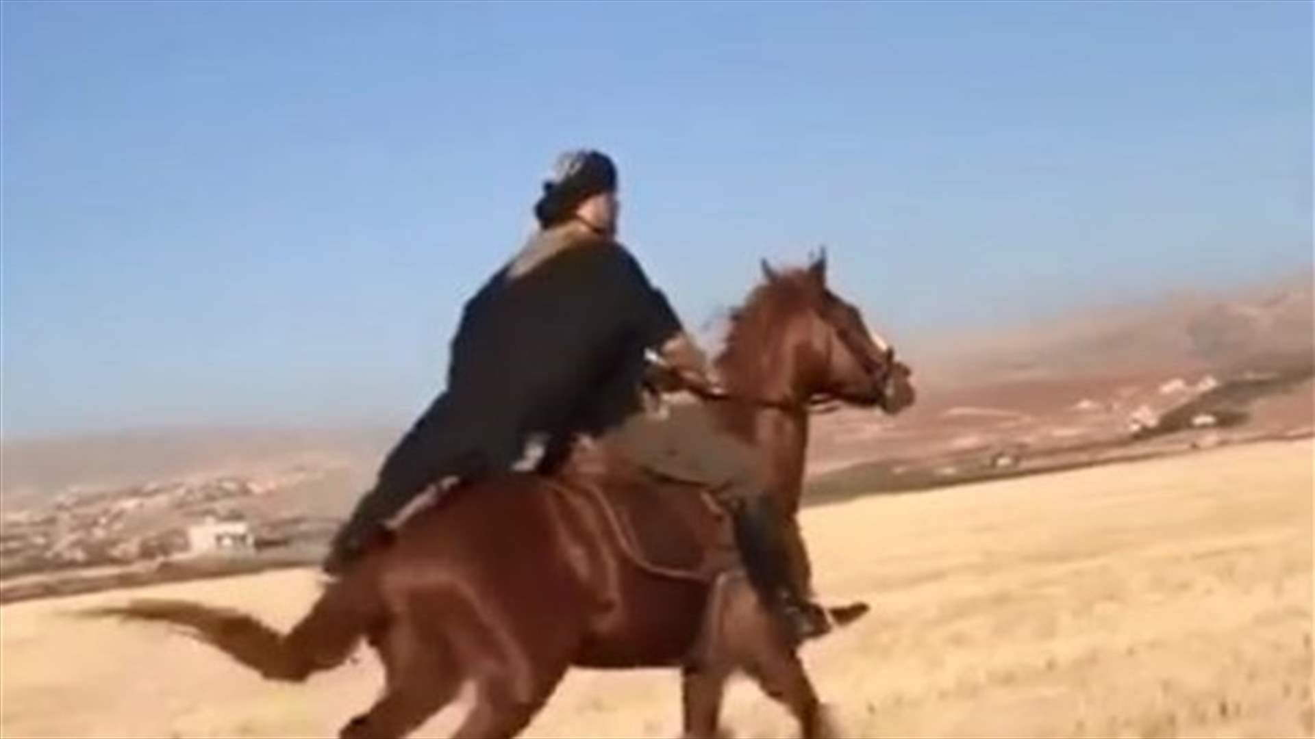 مهارات عاصي الحلاني بركوب الخيل تحبس الأنفاس... والجمهور يحتفل بعيد ميلاده