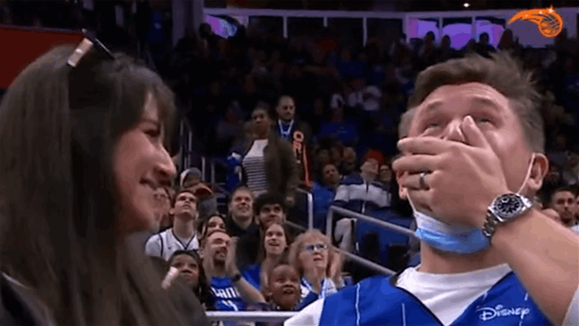 أميركية تفاجئ زوجها بخبر حملها على شاشة الملعب وفيديو يوثّق اللحظات الاستثنائية