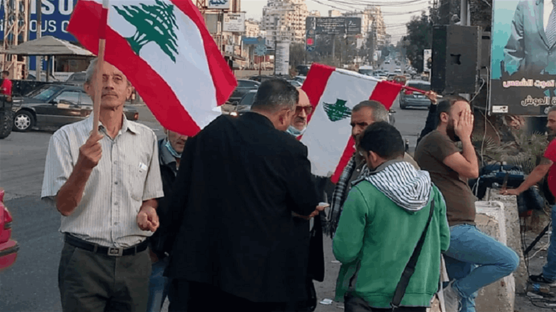 تجمع لمحتجين على تردي الاوضاع الاقتصادية عند مفرق منطقة الحوش شرق صور