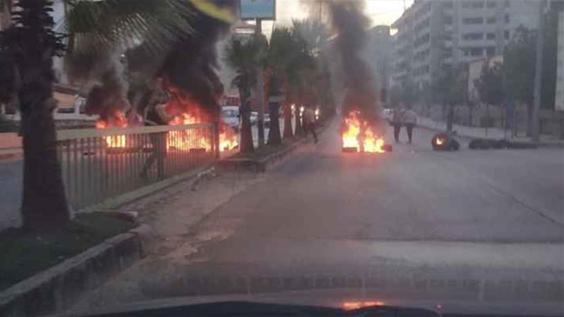 قطع مدخل النبطية بالإطارات المشتعلة