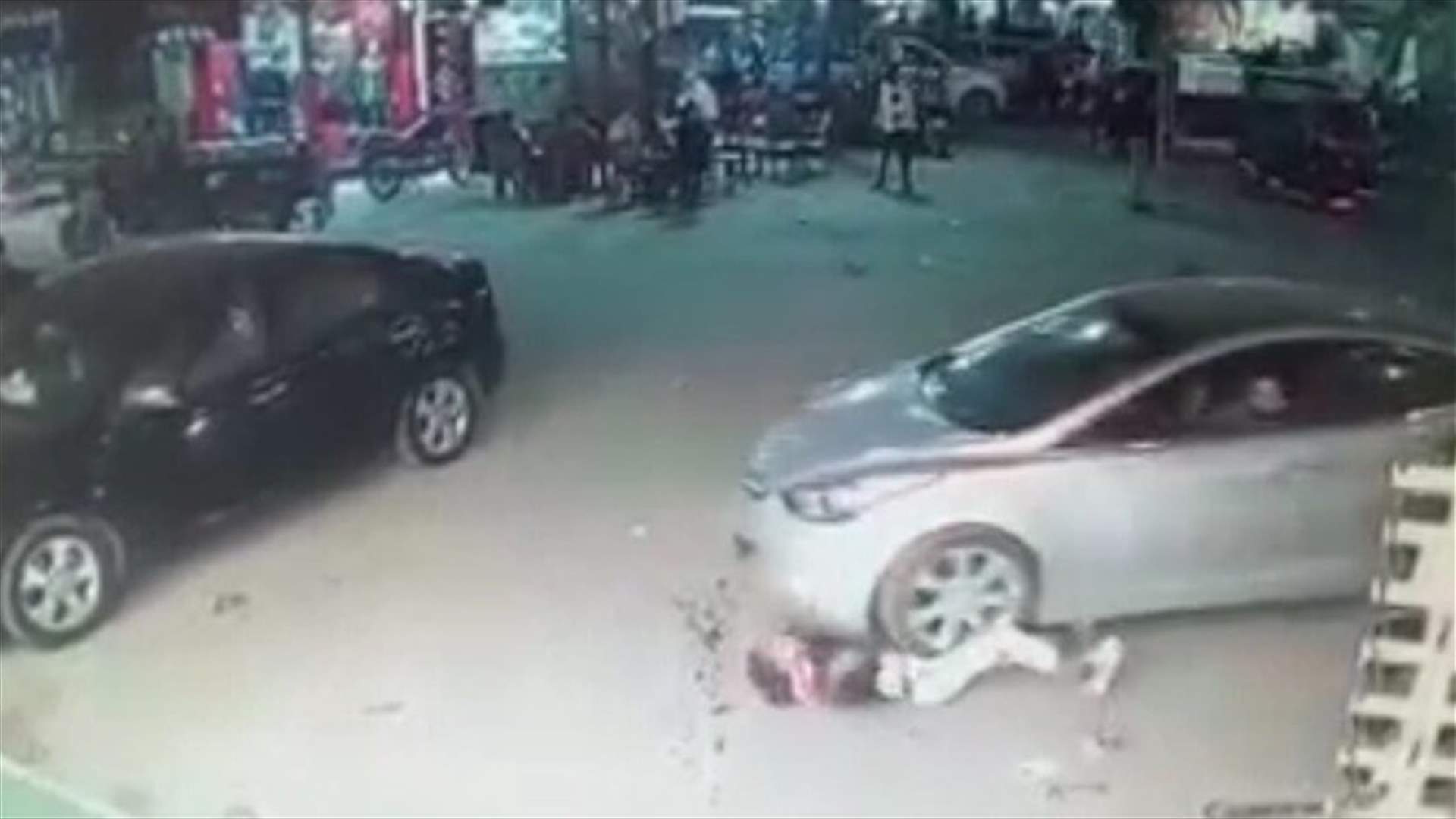 لحظات تخطف الأنفاس... مصري يدهس طفلاً بسيارته من دون أي انتباه (فيديو)