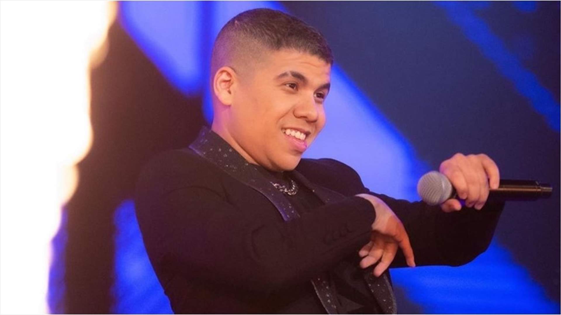 عمر كمال يغني "بنت الجيران" في السعودية: "أشرب تمور وحليب" (فيديو)