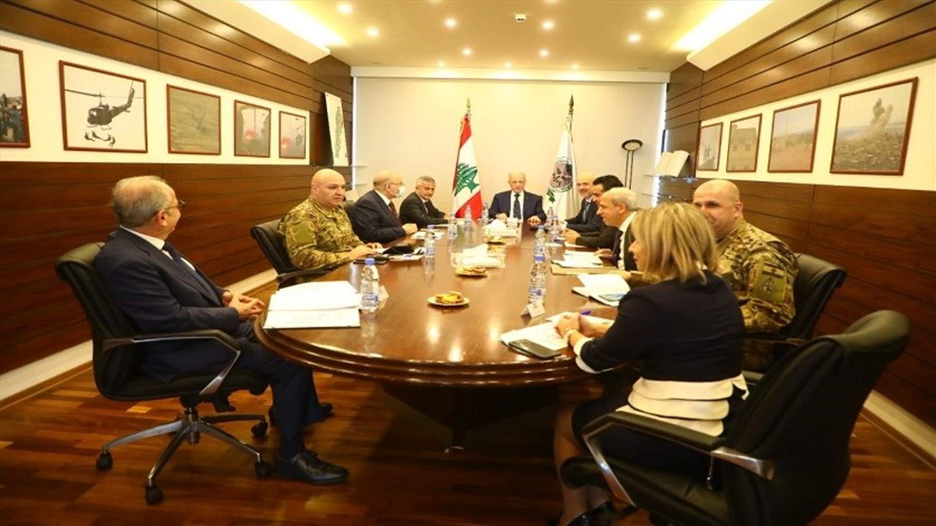 وزير الدفاع ترأس اجتماع اللجنة الوزارية المكلفة وضع آلية لتلقي الهبات وتسريع عملية توزيعها