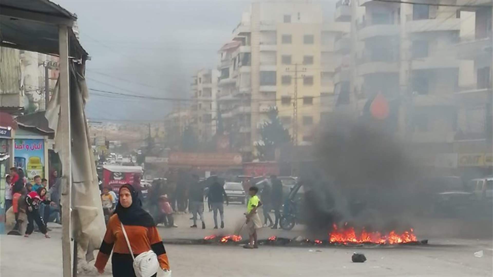 مجموعة من شباب جبل البداوي في طرابلس قطعت الطريق بالاطارات المشتعلة