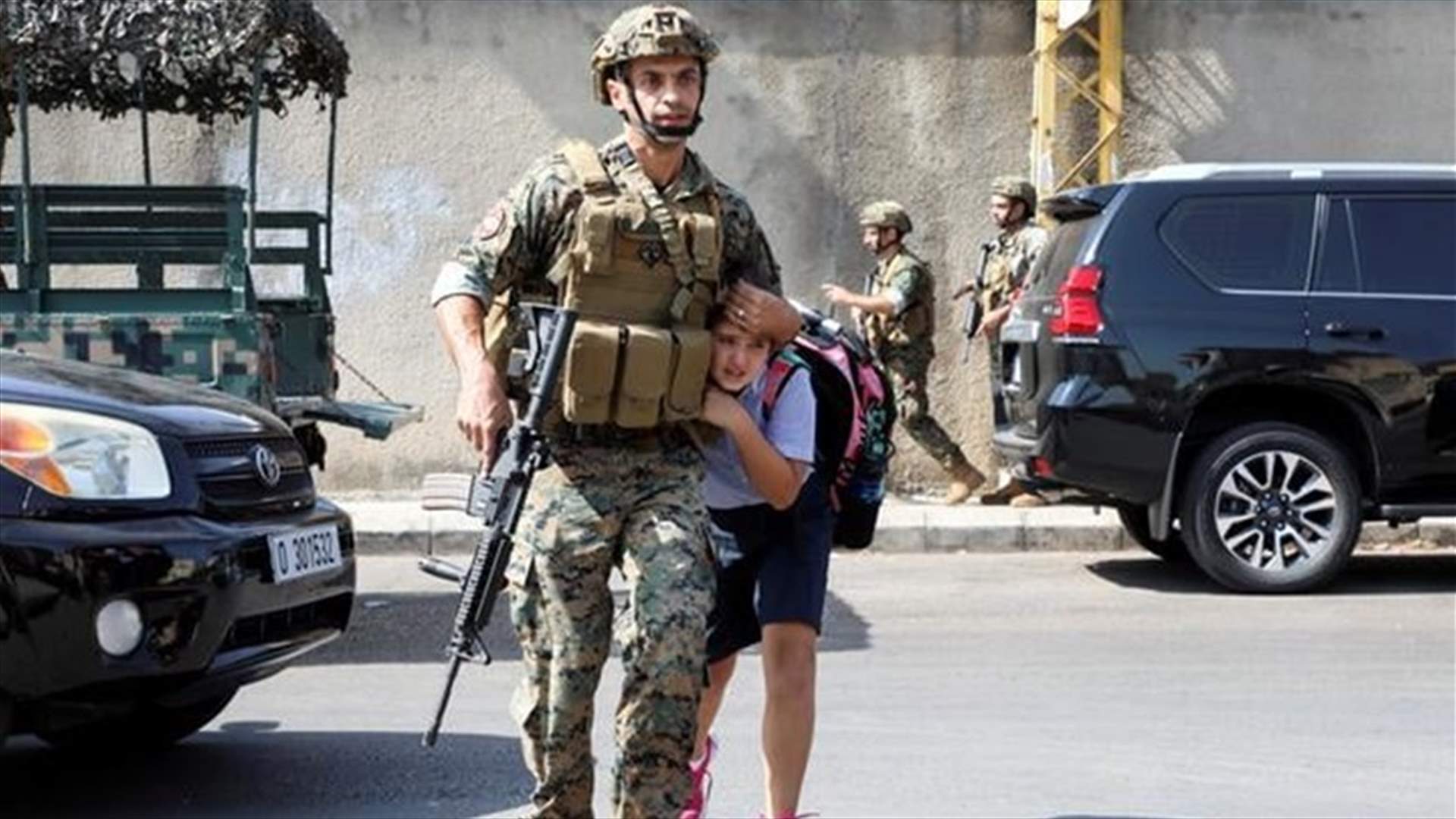 الجيش: صورة عسكري ينقذ طفلًا في بيروت صنفت من ضمن إحدى صور العام