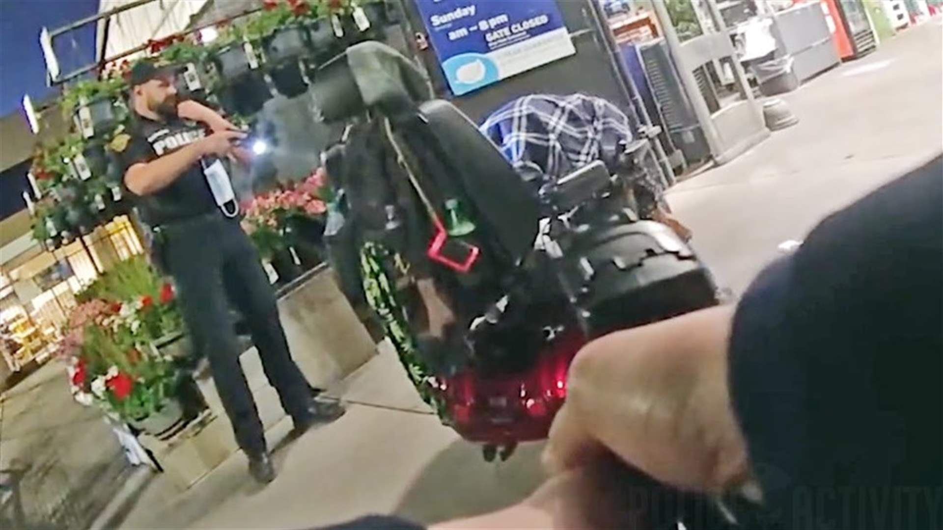 شرطي أميركي يقتل مُقعداً بتسع رصاصات بسبب الإشتباه بقيامه بالسرقة (فيديو)