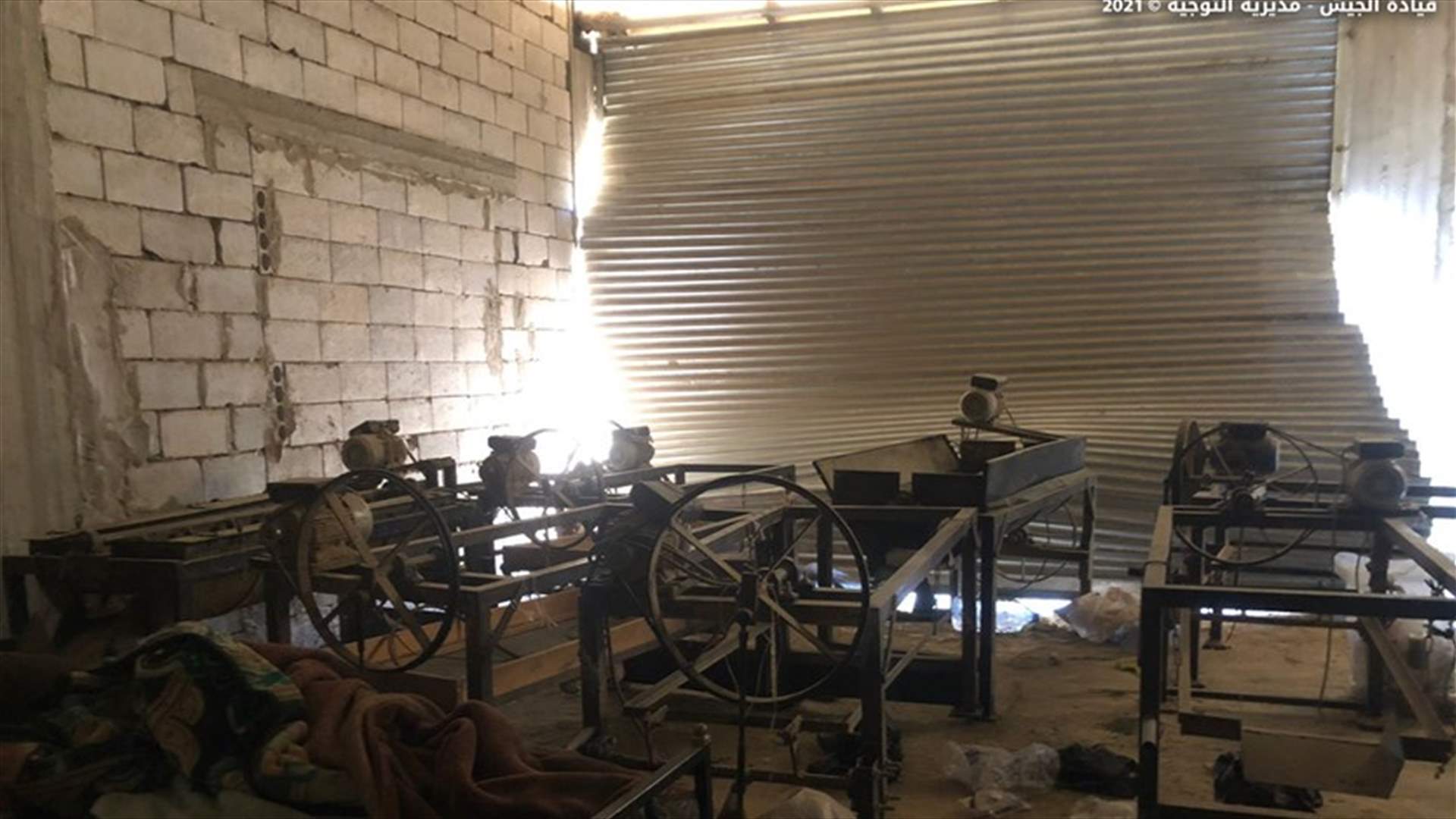 الجيش: دهم منازل مطلوبين ومعامل لتصنيع المخدرات في بلدة دار الواسعة – بعلبك (صور)