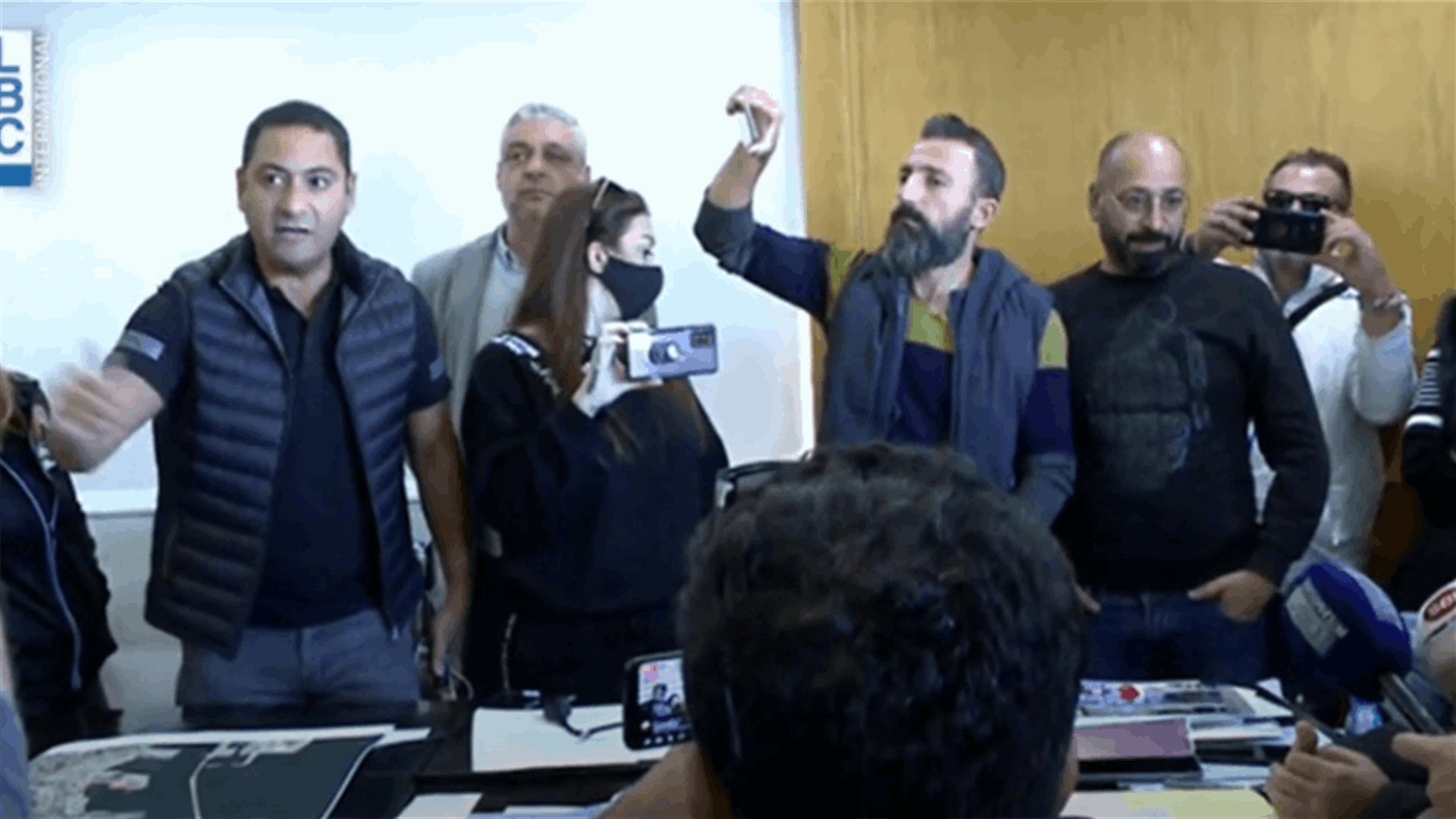 Protesters storm Ministry of Works, Hamieh addresses them – [VIDEO]