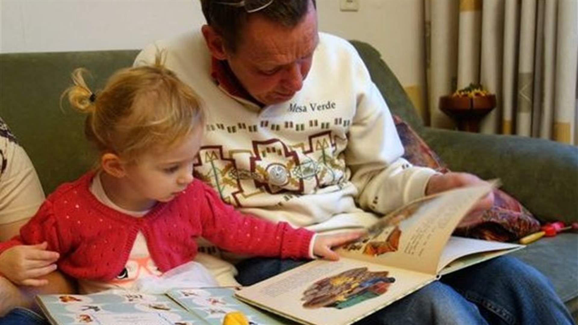 أيهما أفضل لطفلك... قراءة القصص من الكتاب الورقي أو عبر جهاز إلكتروني؟