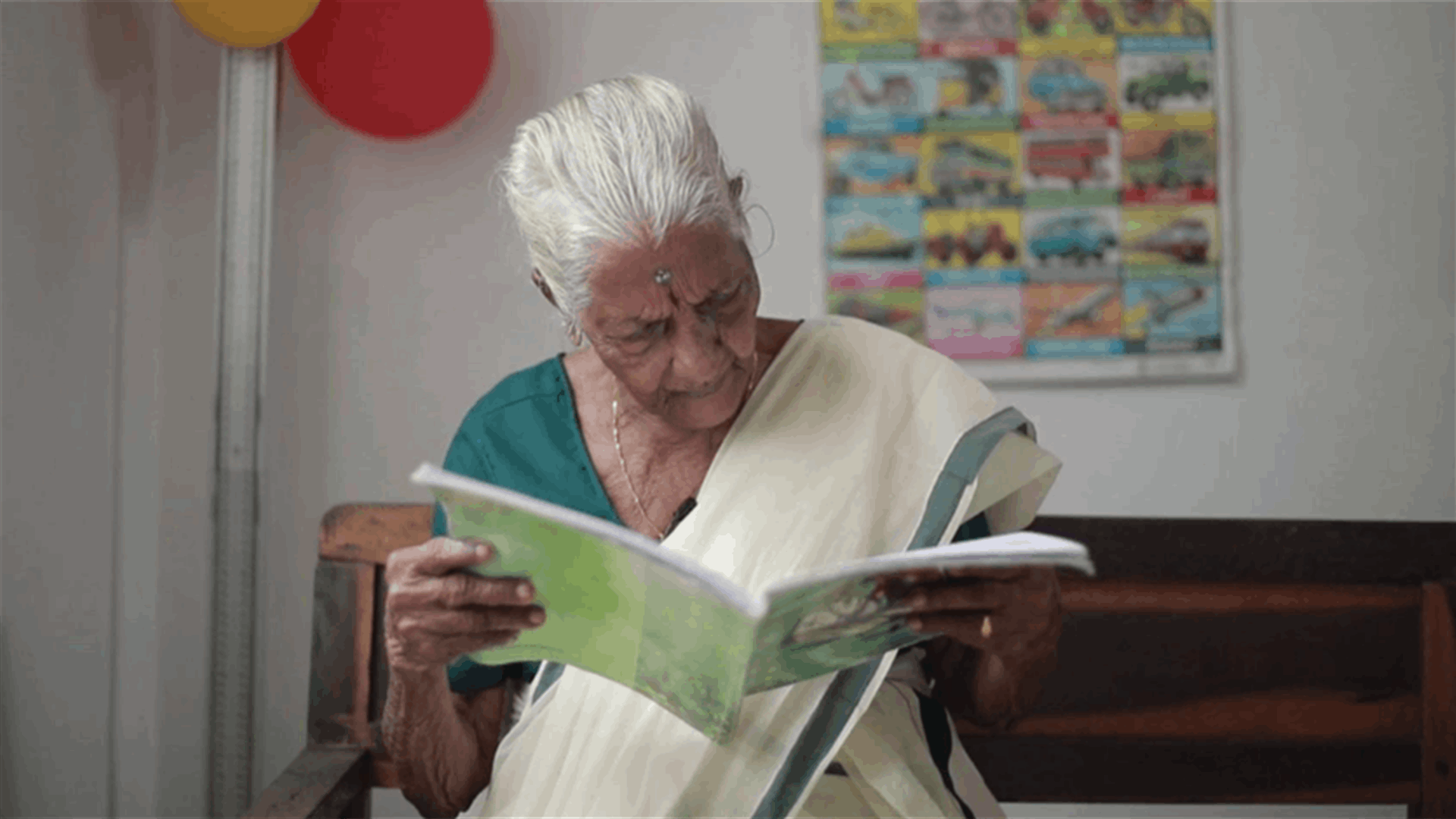 في سنّ الـ 104 أعوام... هندية تحقق رغبتها في تعلّم القراءة والكتابة