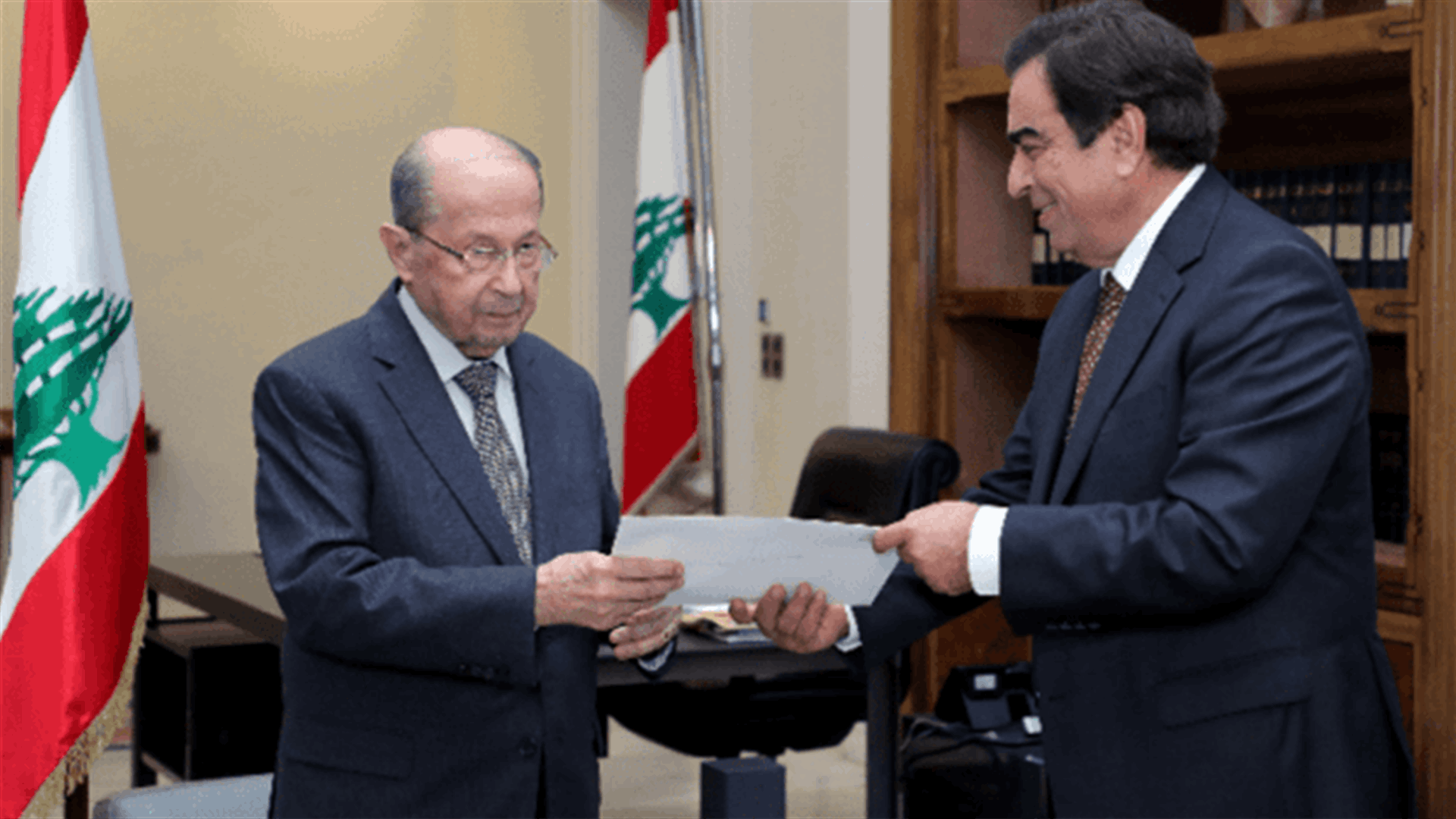 رئيس الجمهورية تسلم من قرداحي كتاب استقالته واكد حرص لبنان على إقامة افضل العلاقات مع الدول العربية