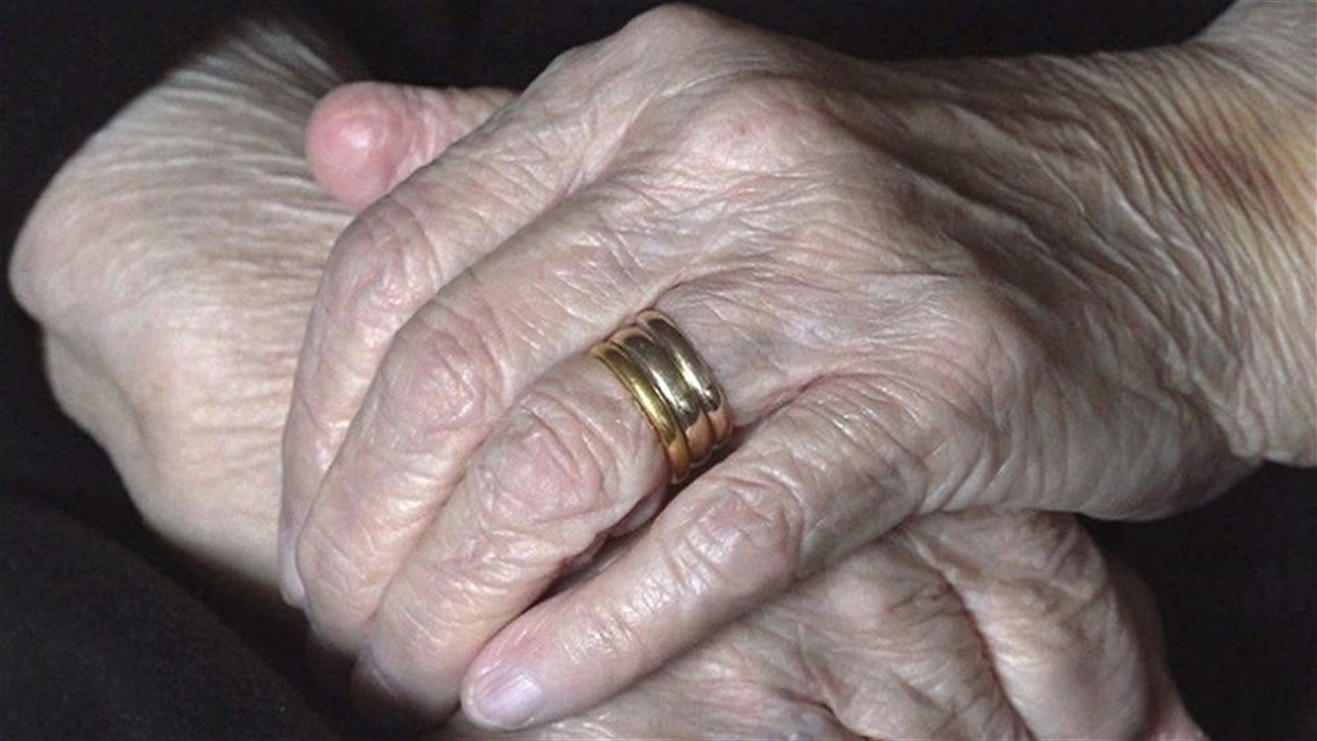 بعد مرور خمسين عاماً... رجل يحقق أمنية مسنة باسترجاع خاتم زفافها المفقود