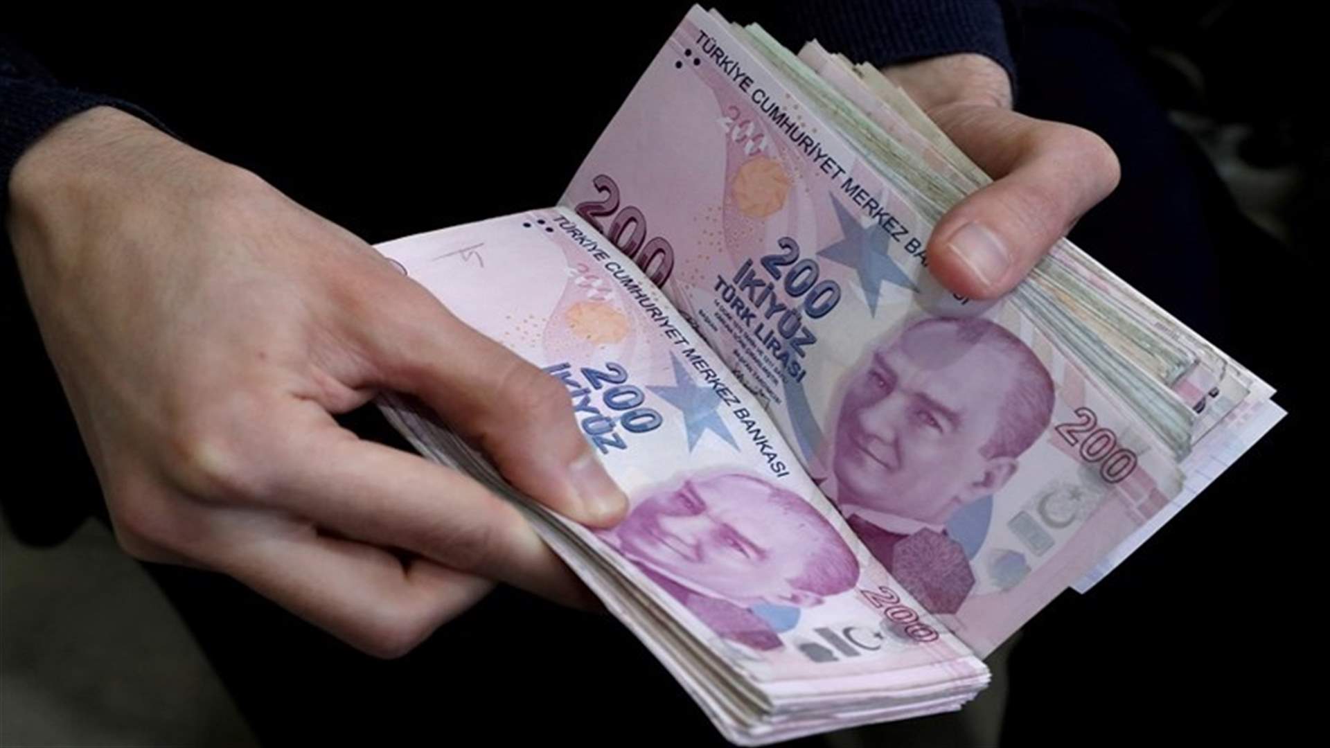 تراجع الليرة التركية لقاع جديد أمام الدولار