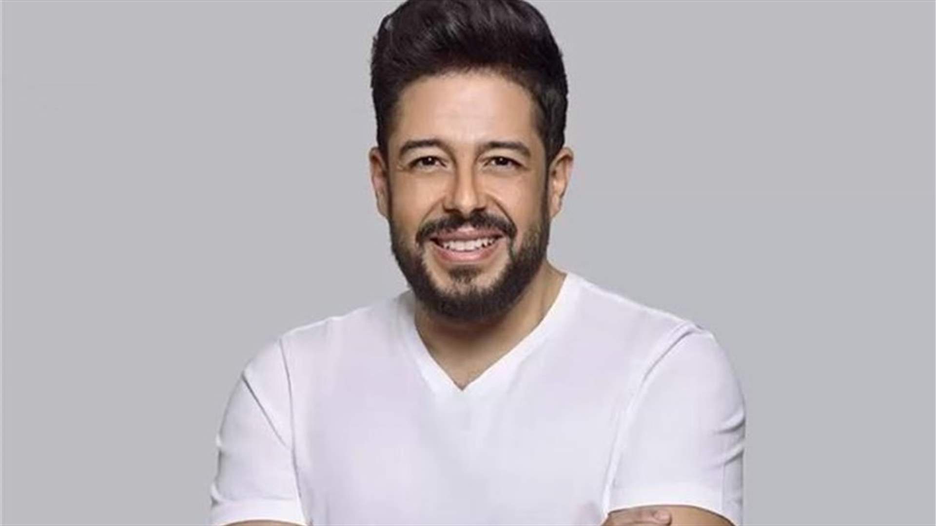 معجب يرمي هاتفه على رأس محمد حماقي... هذا ما حصل على المسرح (فيديو)