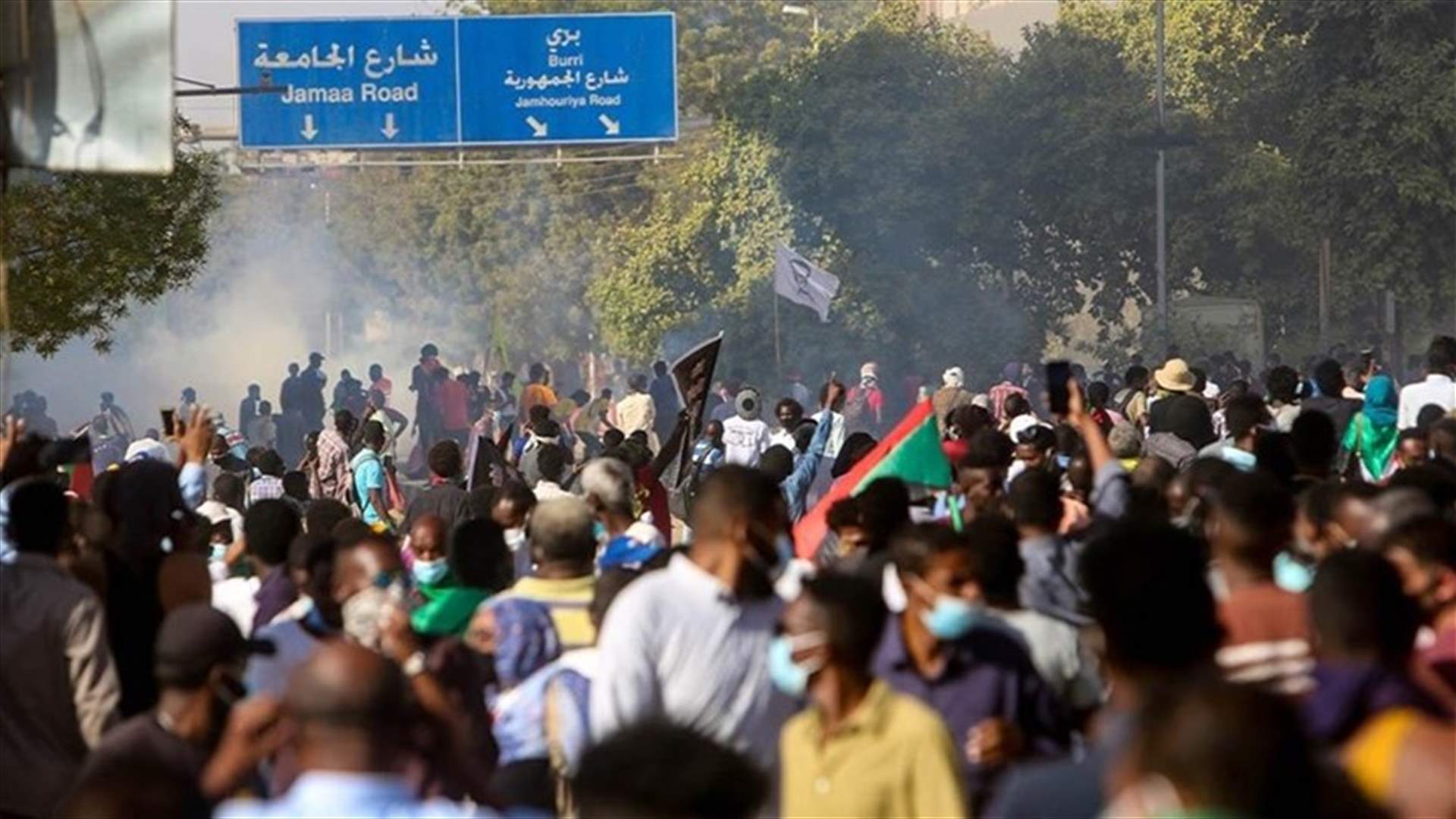 الشرطة السودانية تطلق الغاز المسيل للدموع على متظاهرين قرب القصر الجمهوري