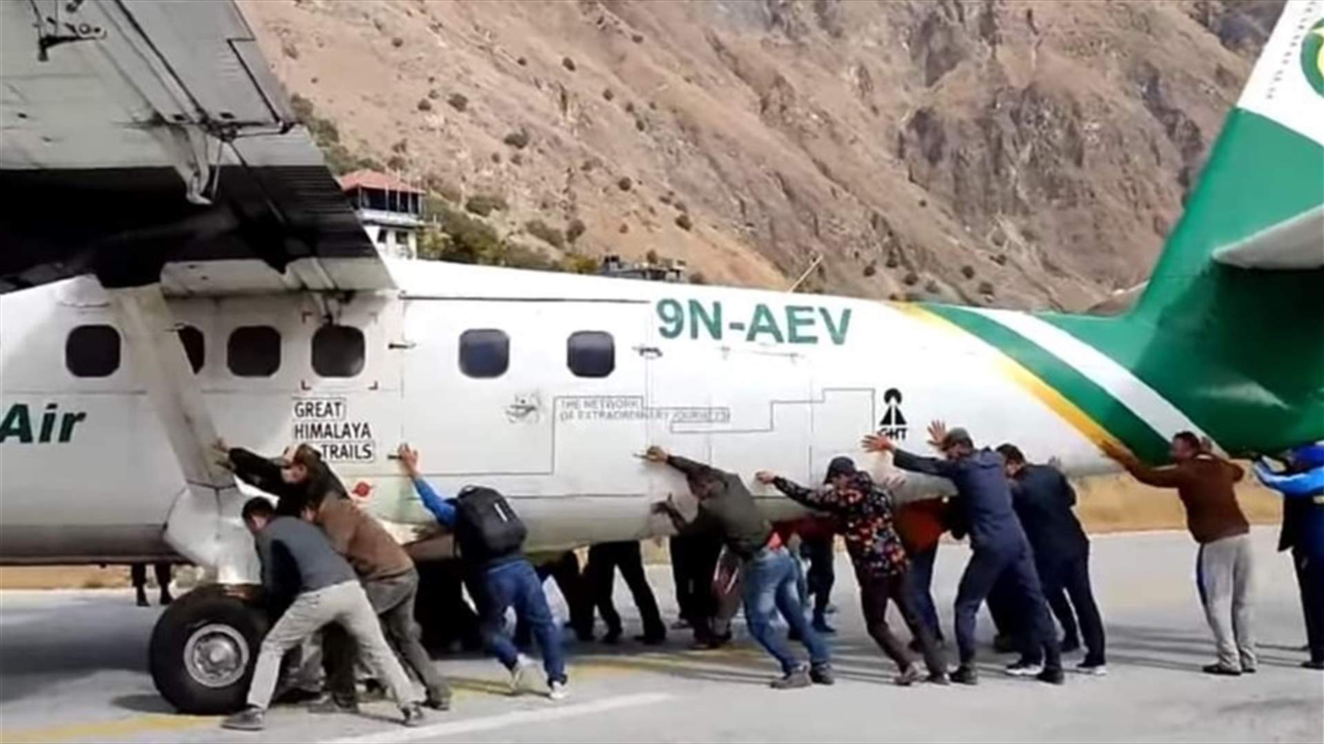 مشهد غير معتاد في مطار... ركاب يدفعون طائرة لتغيير مكانها (فيديو)
