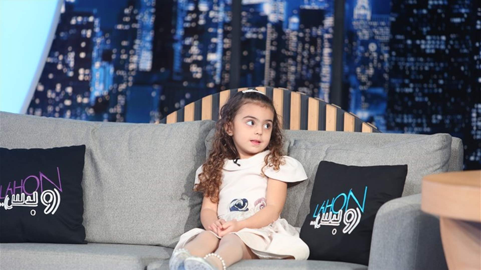 الطفلة أيفي ميلان تخطف قلوب المشاهدين... شاهدوا براعتها في معرفة عواصم الدول! (فيديو)
