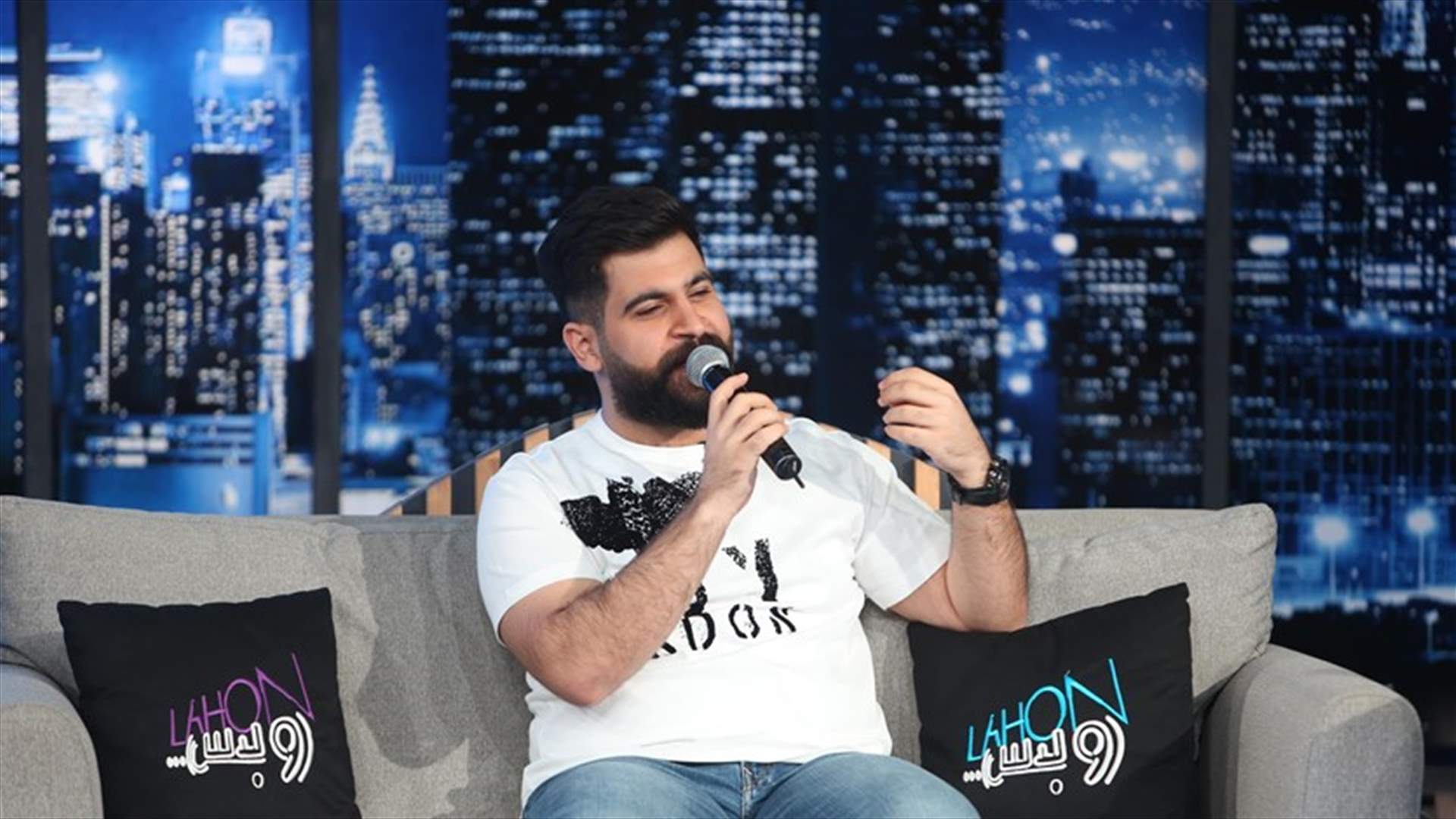 محمود الغياث يؤدي أجمل الأغاني العراقية في لهون وبس (فيديو)