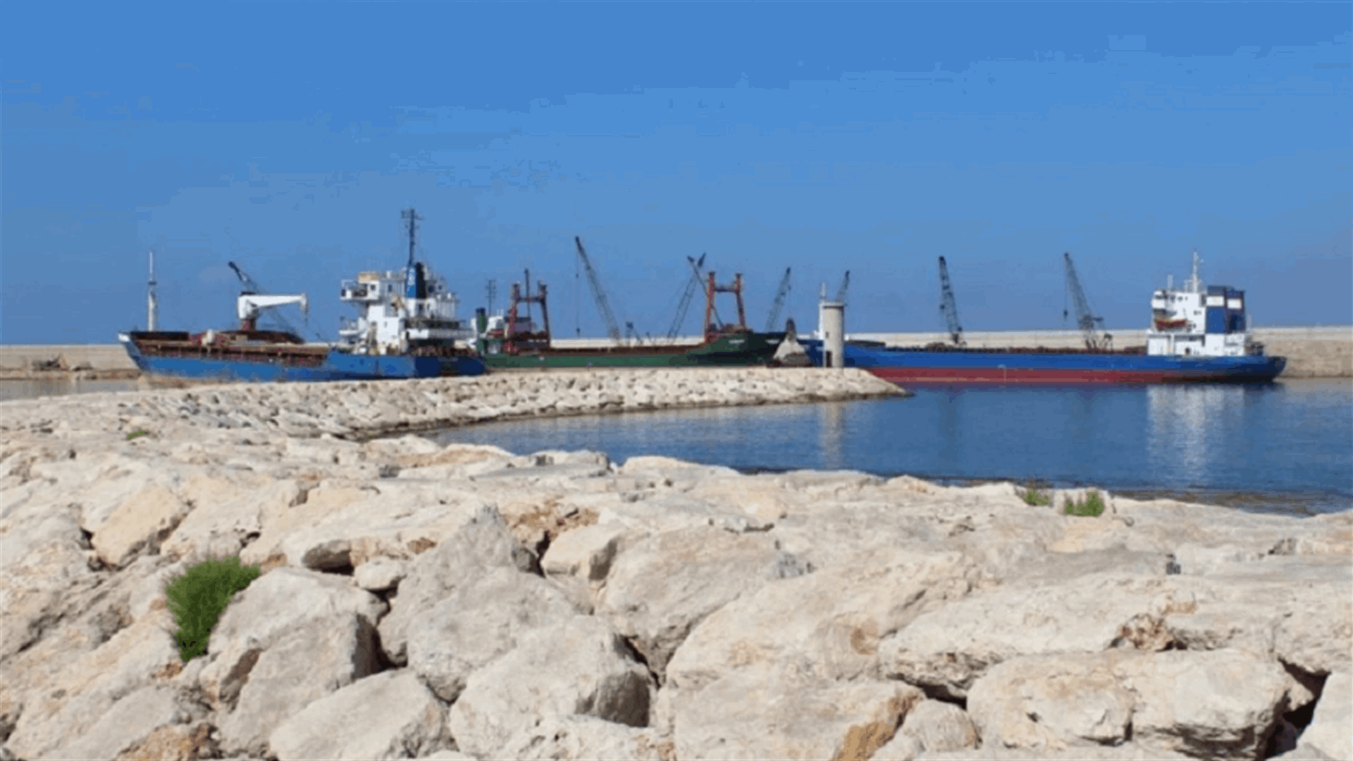 العاصفة تحاصر سفينة تجارية في مرفأ صيدا وتحول مسار أخرى الى مرفأ بيروت