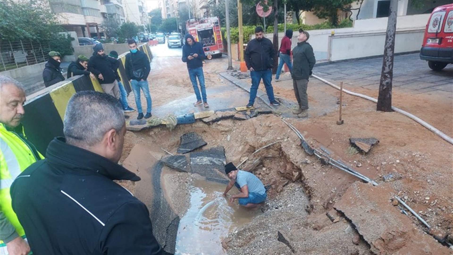انفجار قسطل للمياه في رأس النبع.. والنتيجة: انخساف الطريق وغرق عدد من السيارات (صور)