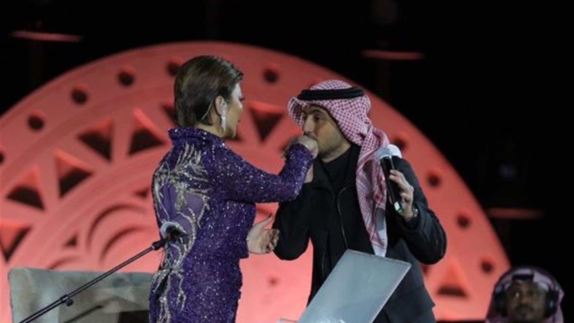 فؤاد عبد الواحد يزفّ أصالة نصري وزوجها على المسرح