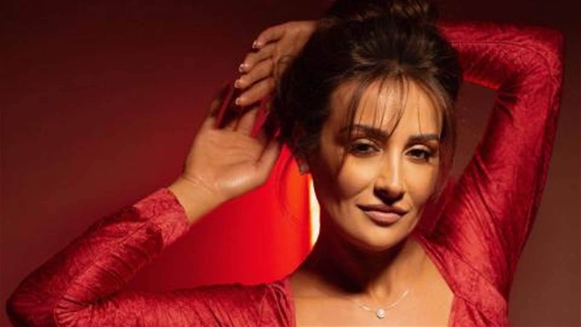 بعد مشهد القبل... كندا حنا تثير الجدل بمشهد جديد ثم تحذفه!