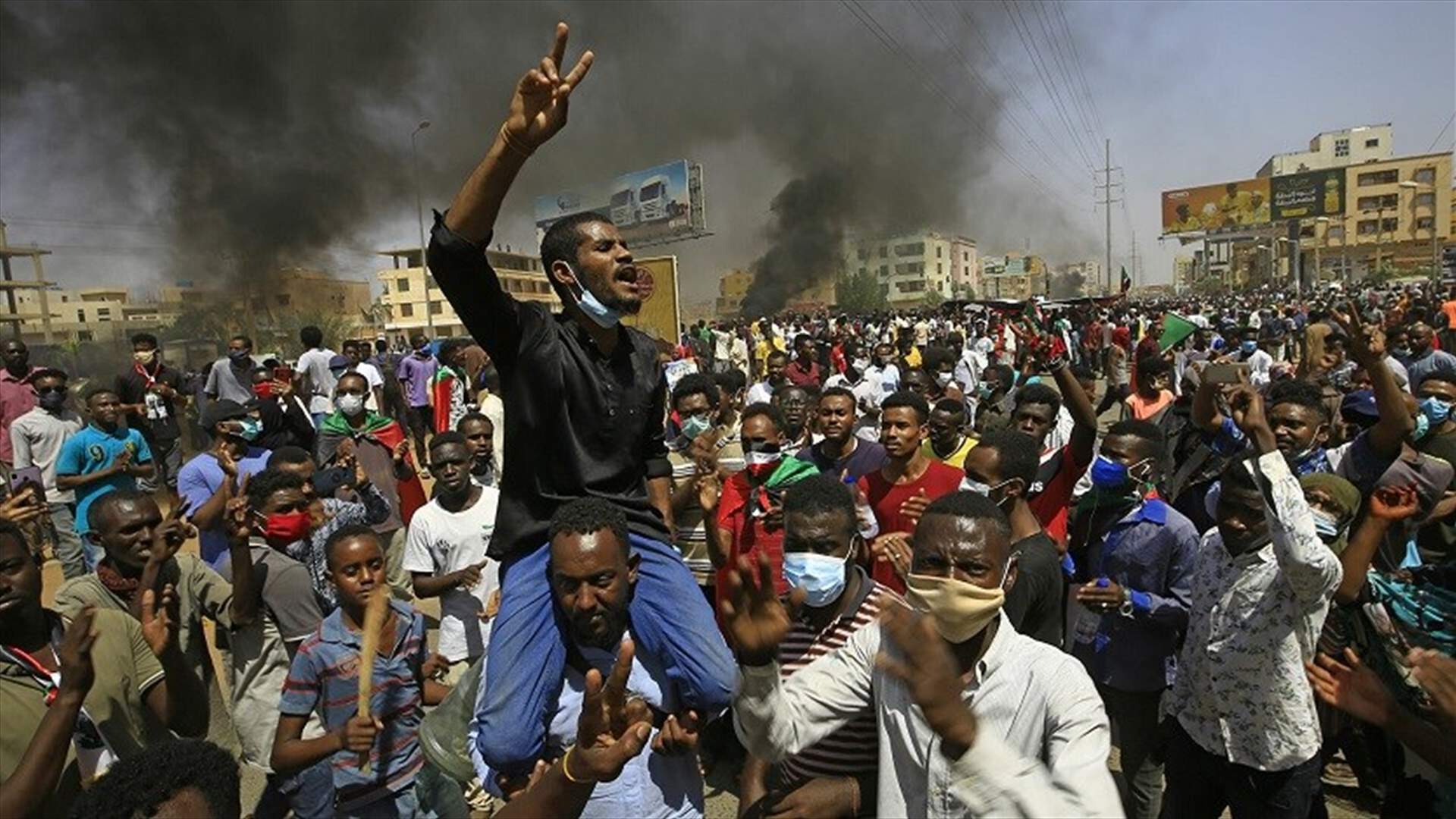 الشرطة السودانية تطلق الغاز المسيل للدموع لتفريق تظاهرات في الخرطوم قرب القصر الجمهوري