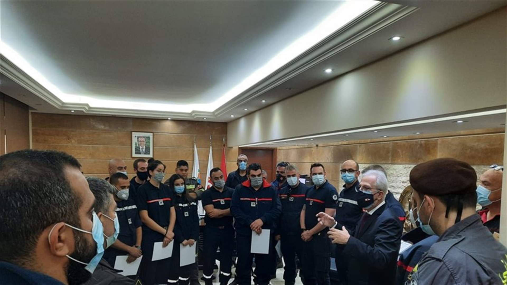 خطّار سلم إفادات "مدرب على تقنيات اطفاء الحرائق المُدُنِيَة"  لمتطوعين في الدفاع المدني