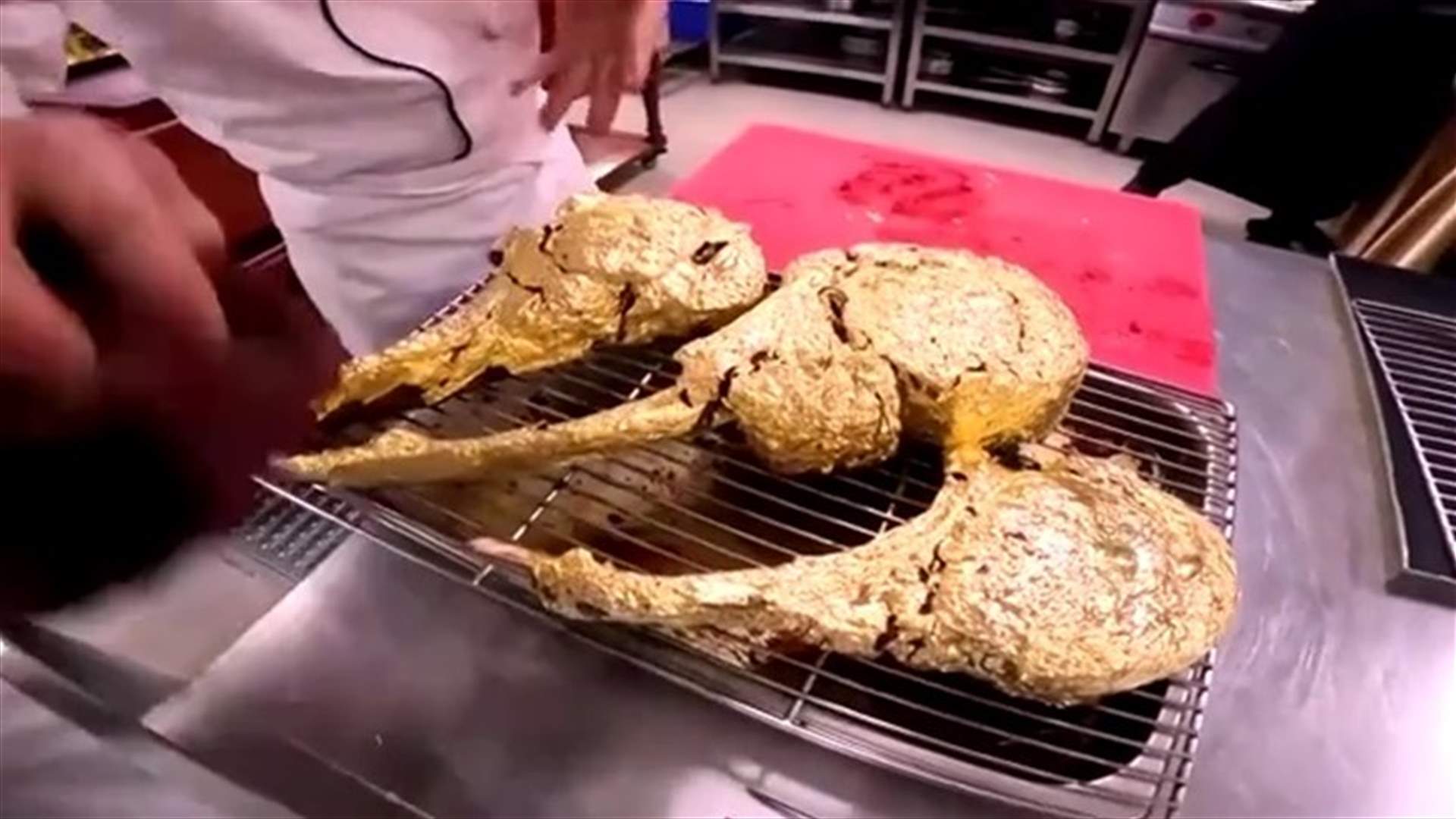 مقابل 45 دولاراً... مطعم فيتنامي يقدّم طبق اللحم المغلّف بورق الذهب!