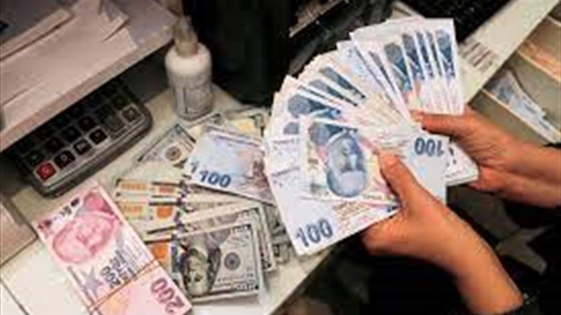 الليرة التركية تتراجع إلى أدنى مستوياتها عشية قرار للمصرف المركزي