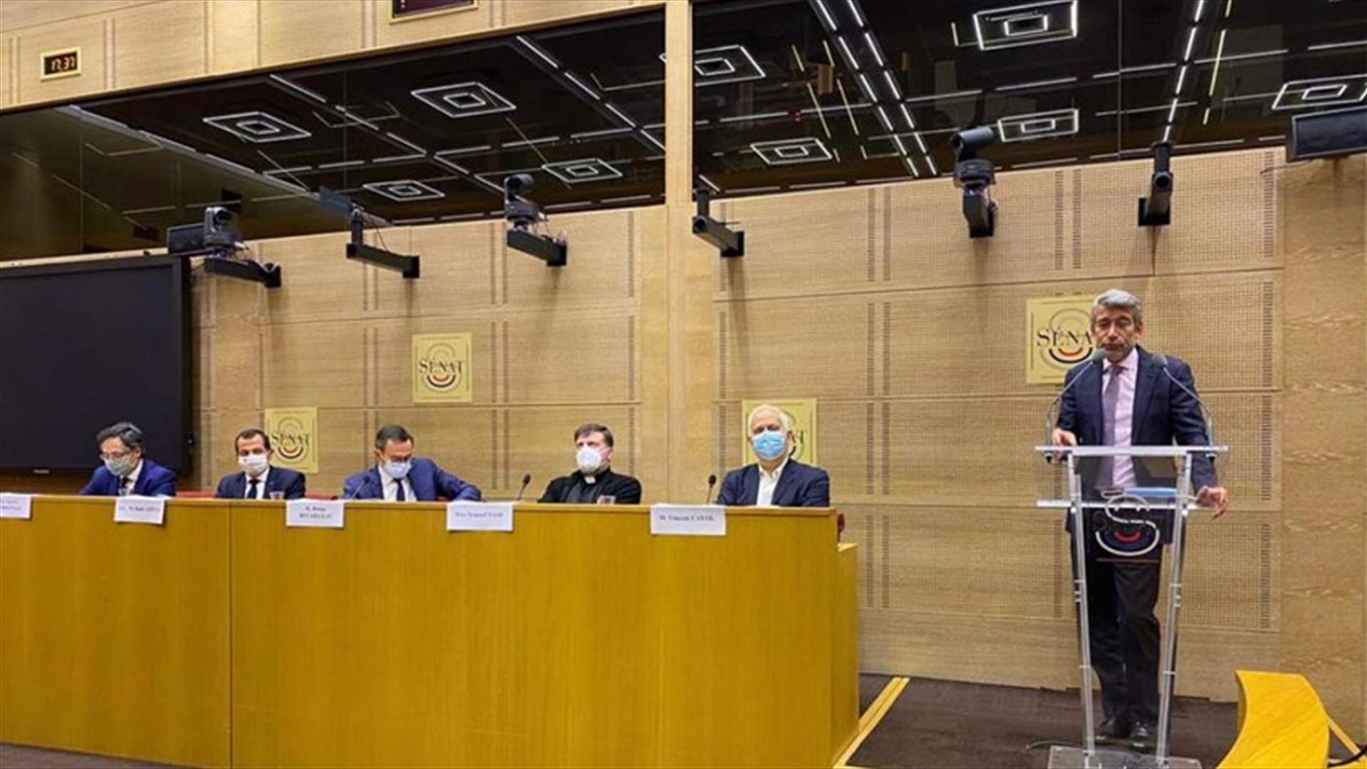 فياض بحث في مسألة تزويد المؤسسات التربوية بوحدات للطاقة الشمسية خلال زيارته الى فرنسا