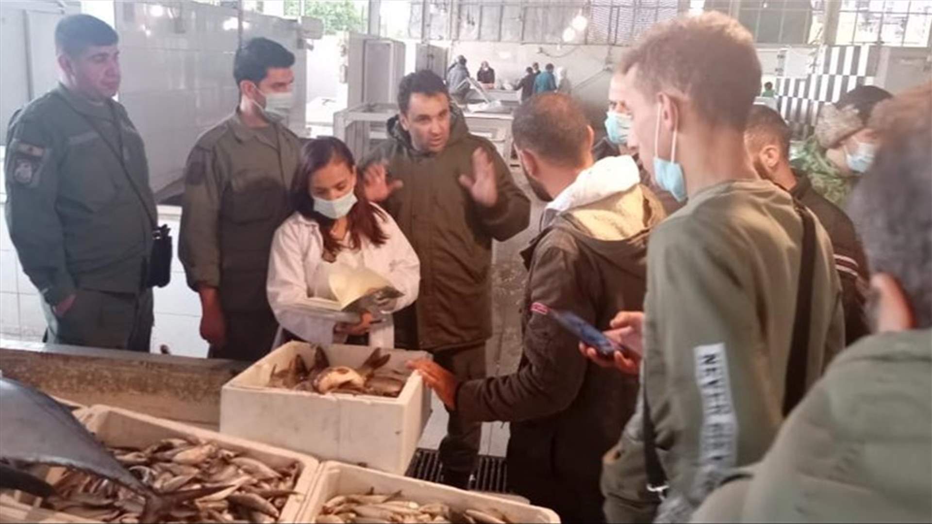 جولة مفاجئة لمراقبي مصلحة المسالخ في بلدية بيروت على سوق السمك في منطقة الكرنتينا (صور)