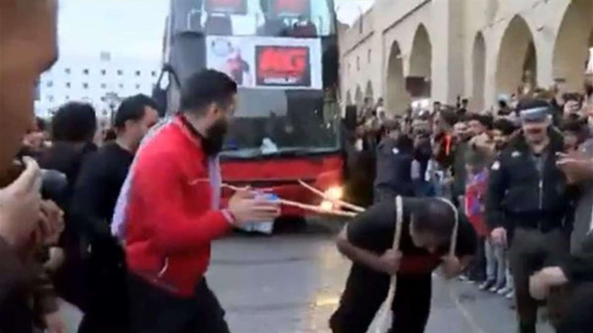 لاعب كمال أجسام يدخل موسوعة غينيس... تمكّن من جرّ حافلة بطابقين بحبالٍ! (فيديو)